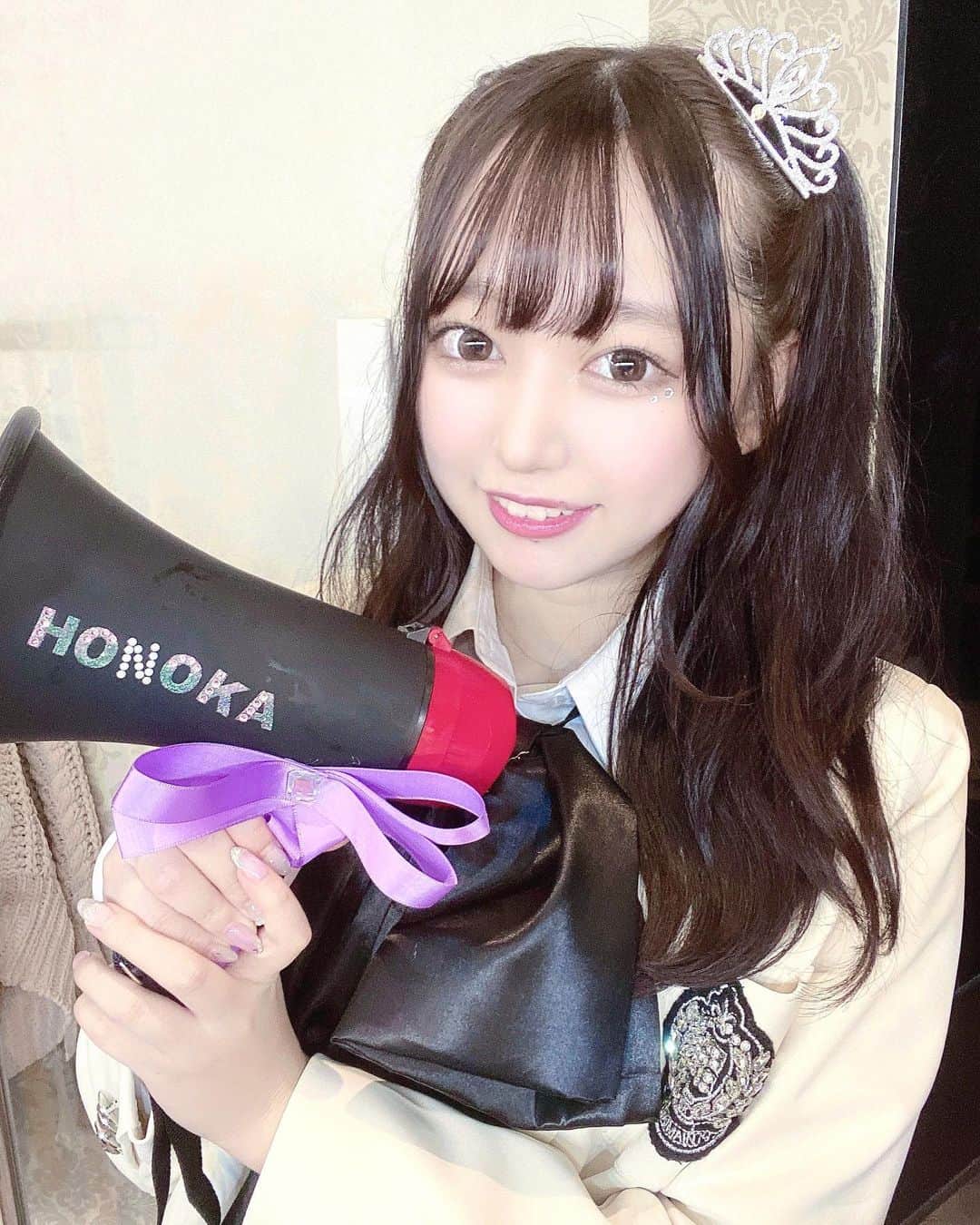 町田穂花のインスタグラム：「. . 町田穂花生誕祭ありがとうございました！！  たくさんの方にお祝いしてもらえて嬉しかったです🥹  20歳になるのでティアラつけてみた👑」