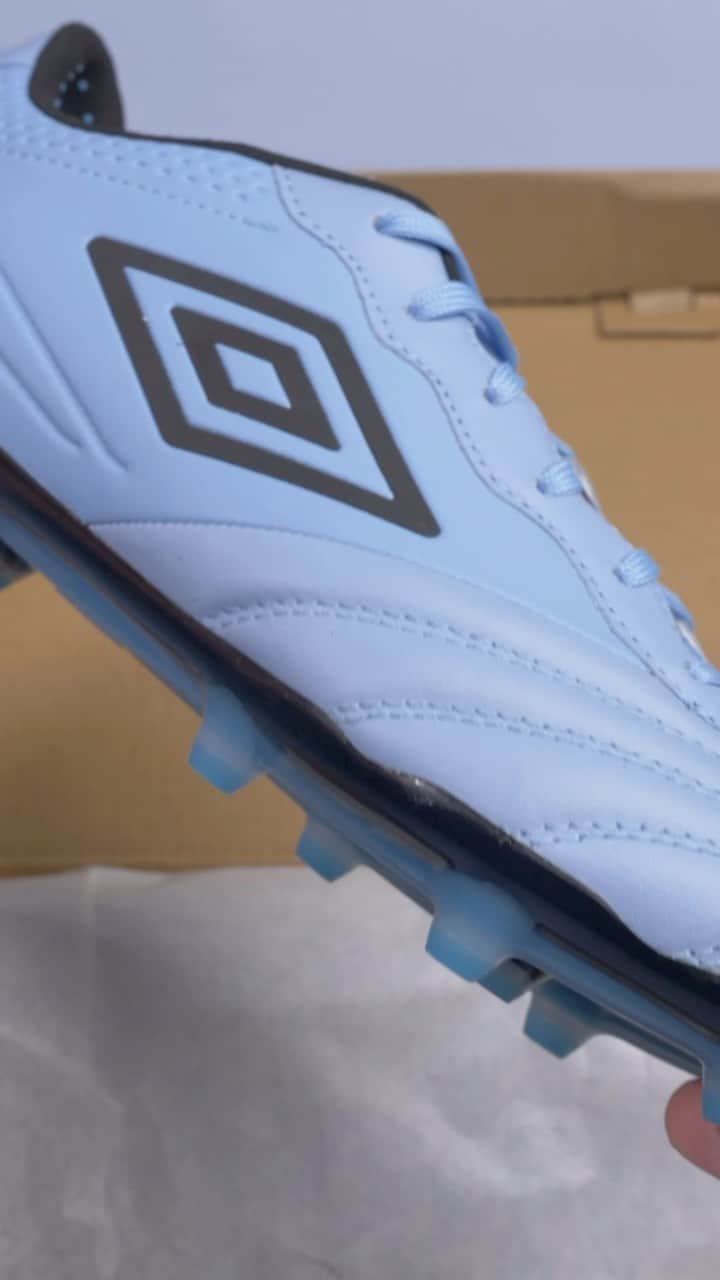 UMBROのインスタグラム：「Tocco 3: Play UNBOXED 👀.  Allure/Black/Malibu Blue. Available now.  #umbro #heretoplay」