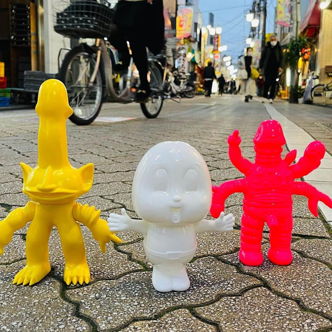 デハラユキノリのインスタグラム：「ちんぽをテーマにしたソフビ作家が集まるだと！そんな事あるわけない。 #deharayukinori  #unc #katsumatahideyuki  #grodyshogun」