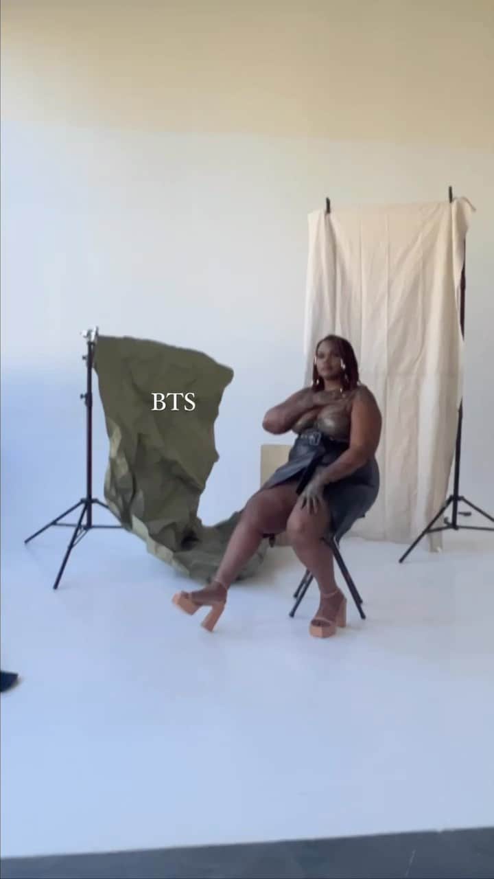 アシュリー・ヘイズのインスタグラム：「#tbt Subscribe to my Patreon for more of my shenanigans 😜 link in bio!  BTS of a day with @bee.nashell @mrlouisstudios」