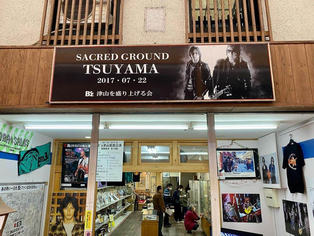 ハロー植田のインスタグラム：「津山の銀天街に  先週3/25オープン！！  B’zのお宝多数🤘  ♪行こうよ行こうよ〜あいかわらずなボクら〜（B’z『あいかわらずなボクら』より）  #津山市 #銀天街 #ハロー植田 #bz」