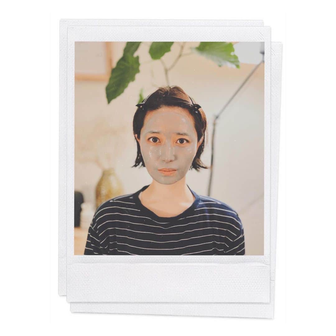 のインスタグラム：「たまにはこうゆうことしないと。  チビカメラマンに撮られました  白目やって！のリクエストに応えたらあまりに酷かったので載せませんが　笑  いつか罰ゲームで見せることにします。  おやすみなさい🌙  #チビカメラマン #パック #女はつらいよ #アラフォーママ #おやすみなさい #7歳男の子 #男の子ママ #お肌のお手入れ #ママライフ #たまのごほうび」