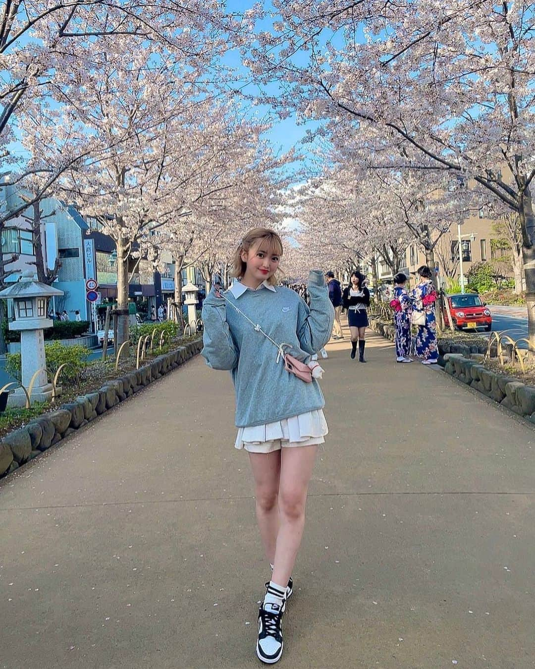 Ribonさんのインスタグラム写真 - (RibonInstagram)「Nike code👟♡ . . . . . . . .  #burlesquetokyo #バーレスク東京 #スーパーバーレスク #japanesegirl  #kawaii #休日  #六本木  #大人可愛い  #インスタ映え  #笑顔 #smile  #todayscode #ootd  #お散歩 #春 #鎌倉 #鎌倉観光 #鎌倉さんぽ #kamakura #桜 #桜スポット #コーディネート #スニーカー女子 #スニーカーコーデ #nike #nike女子 #japaneseflower」3月30日 23時40分 - ribon_burlesque