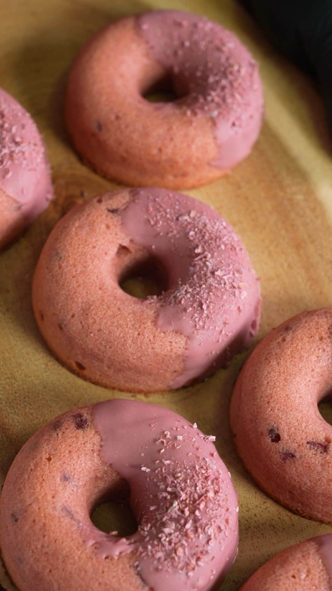 チョコレートカカオのインスタグラム：「Cherry blossoms baked financier donuts with ruby chocolate 桜とルビーのフィナンシェドーナツ   YouTube https://youtube.com/shorts/08sJ_MUbh1A  Cacao ! ∴∵ゞ(´ω`*) ♪  This time we made cherry blossom baked donuts. We made financier dough with cherry powder and strawberry jam and coated it with ruby chocolate and cherry flakes. They were very delicious. May the cacao be with you !  [Ingredients] Financier Dough 110g : Unsalted butter 100g : Egg white 15g : Syrup 75g : Granulated sugar 120g : Almond powder 22g : Cake flour 10g : Cherry blossoms powder 30g : Strawberry flavor jam As needed : Cherry blossoms flakes  #Youtube #youtuber #ASMR #foodie #chocolate #foodpics #instafood #dessertporn #foodporn #レシピ #スイーツ #yummy #recipe #recette #video #cooking #sakura #cherryblossom #rubychocolate #桜 #pink #ルビーチョコレート #🌸 #さくら #サクラ #donuts #financier #ドーナツ #フィナンシェ」