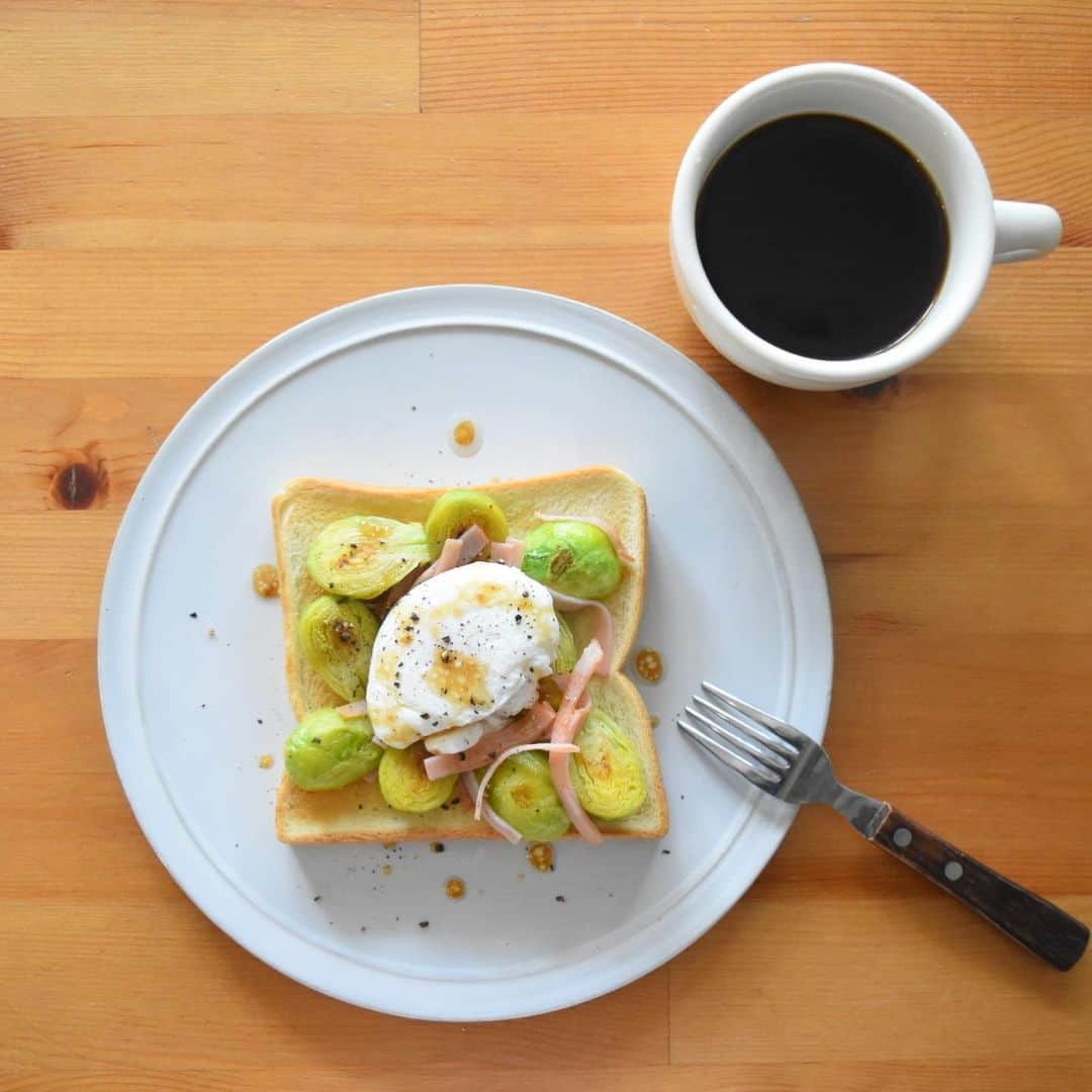 山崎佳のインスタグラム：「Today’s breakfast. 先週は子どもの風邪がうつったようで、喉が痛くて食欲もわかず。 健康ほんと大事…」