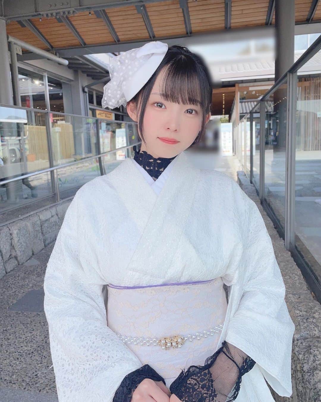花咲ひよりのインスタグラム：「•  　　 　　 京都行ってきた〜　　 　　 　　 　　 　　 　　 　　  #アイドル #アイドル衣装 #アイドル前髪 #アイドルヘア #アイドルメイク #黒髪 #黒髪ボブ #黒髪ミディアム #黒髪女子 #ぼぶ#ボブ #ボブアレンジ  #着物 #着物レンタル #京都 #着物ヘアアレンジ #着物女子 #梨花和服 #京都観光 #レース着物 #白黒」