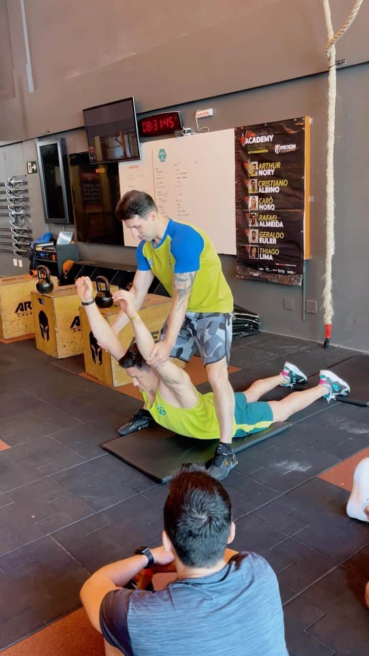 アルトゥール・オヤカワ・マリアノのインスタグラム：「Arthur Nory e Cristiano Albino para o BOP GAMES ACADEMY  @arthurnory  @cris_gym_coach  @bop.games  • • • #BOPGAMESACADEMY #BOPGAMES #CROSSFIT #GINASTICA #TBT」