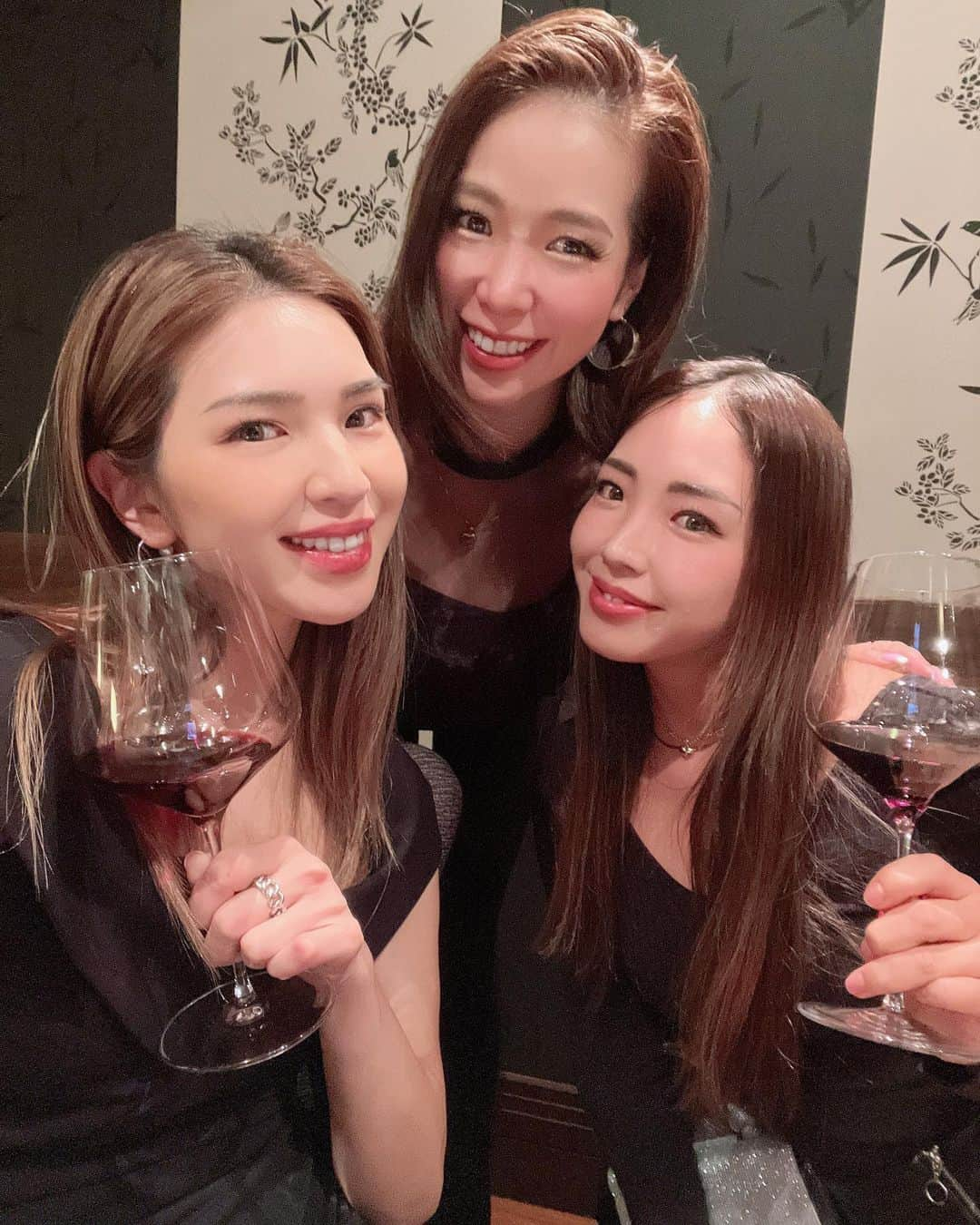 来夏さんのインスタグラム写真 - (来夏Instagram)「#🍷 2人とキッズだけと思っていたのに 皆がいてくれた😭 私が記憶にすらない会話をちゃんと覚えててくれて、 考えてくれて、 心も五臓六腑も満たされすぎた、 サプライズな会をひらいてくれてありがとう😭❣️  寝起きのボッサボサな日も、 ドレスコード決めてヒールを履く日も、 二日酔いで無言な日も、 母ちゃんな日々も、心落ち着く🧘‍♀️  いつもありがとう🌹 my love @kurankusakari 💋   #thankyou #birthday #bestie」3月30日 23時52分 - rairairaika