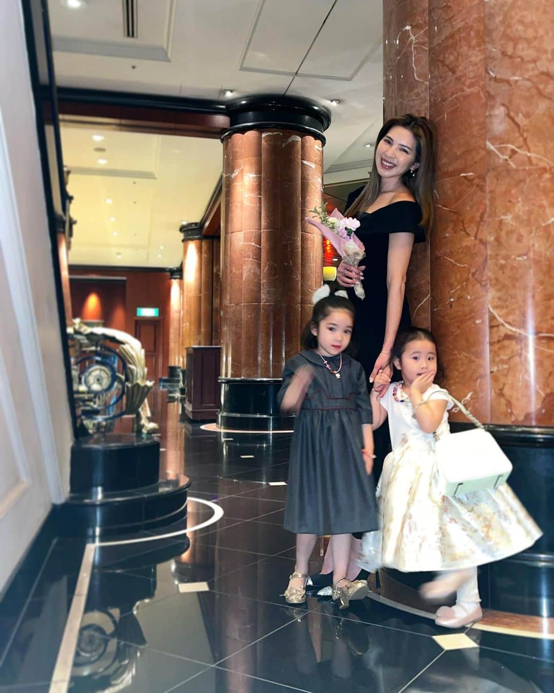 来夏のインスタグラム：「#🍷 2人とキッズだけと思っていたのに 皆がいてくれた😭 私が記憶にすらない会話をちゃんと覚えててくれて、 考えてくれて、 心も五臓六腑も満たされすぎた、 サプライズな会をひらいてくれてありがとう😭❣️  寝起きのボッサボサな日も、 ドレスコード決めてヒールを履く日も、 二日酔いで無言な日も、 母ちゃんな日々も、心落ち着く🧘‍♀️  いつもありがとう🌹 my love @kurankusakari 💋   #thankyou #birthday #bestie」