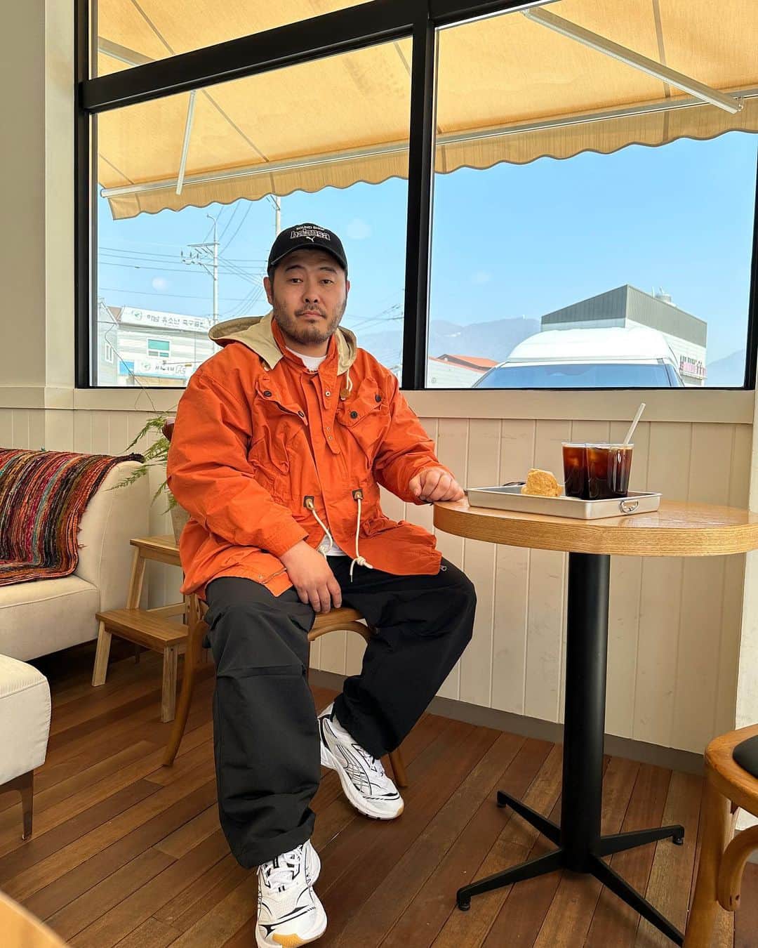 キム・ギバンのインスタグラム：「. 1.김기방 2.인상좋은척 김기방 3.우리때 브이를 하는 김기방 4.아아를 쪽쪽 빨아마시는 김기방 . #자기애」