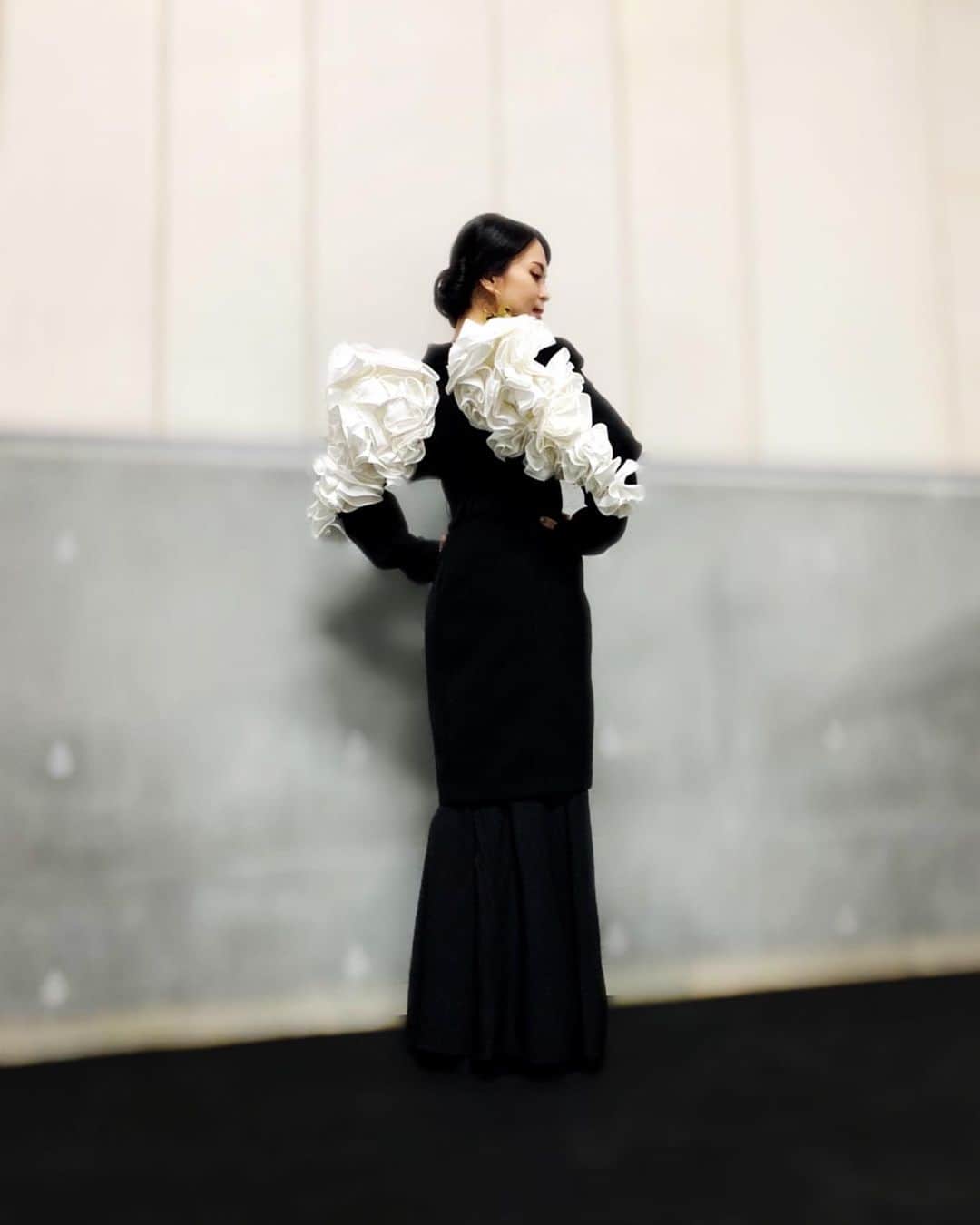 小柳ゆきのインスタグラム：「本日の羽根の様なお衣装👗  jacket: @tmrrina  stylist: @stokyo.uma  hair&make: @norikomua0624」