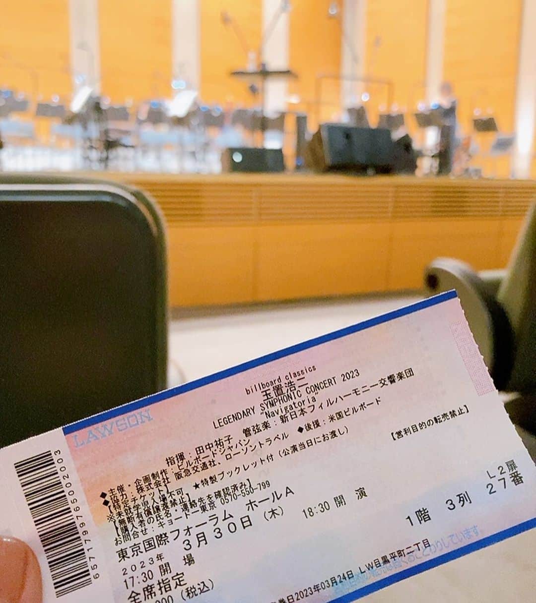 松田珠希さんのインスタグラム写真 - (松田珠希Instagram)「神席過ぎて、目の前の玉置さんに、抱きつきたい心を抑えるので精一杯だった、、 百万回目が合った(気のせい) マスクが取れて、声援もあり、2回の田園のあのかんじのアンコール、今回ちょっと神回だったんじゃないかしら💎💎 はぁぁ、幸せ。。 とにもかくにも、彼に出会えて幸せ。 あの声を聴けて幸せ。 ありがとうございます。 ありがとうございます。 ありがとうございます。  #玉置浩二」3月31日 0時19分 - tamakimatsuda11