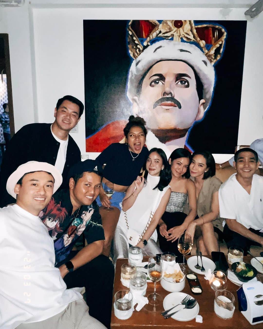Laila Boonyasakのインスタグラム：「วันจันทร์ที่ผ่านมา กับเพื่อนๆ 😝 smooth like a newborn hahaha 🤢🥦🍷」