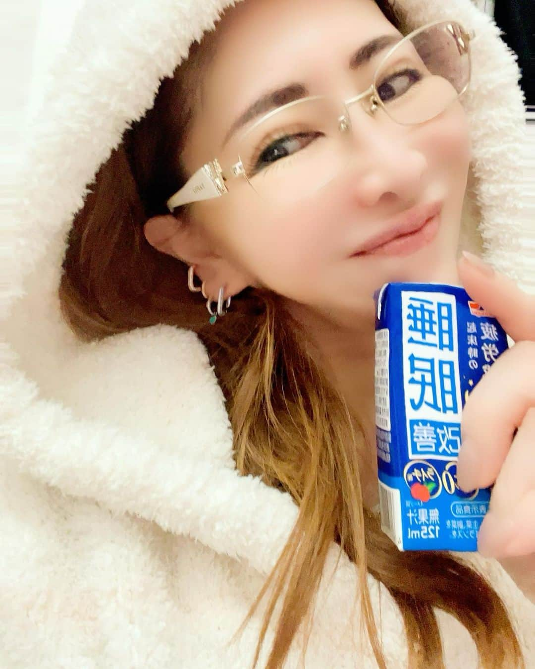 沢田麗奈のインスタグラム：「ー お家では  メガネ👓女子  おやすみなさい♡♡♡  #すっぴん  #メガネ女子  #ピアスあけすぎな私  #両耳でピアスできるから嬉しい  #つけたまま眠れる  #睡眠改善  #おやすみなさい  @vartix  @ache20160124  #followmeplease」