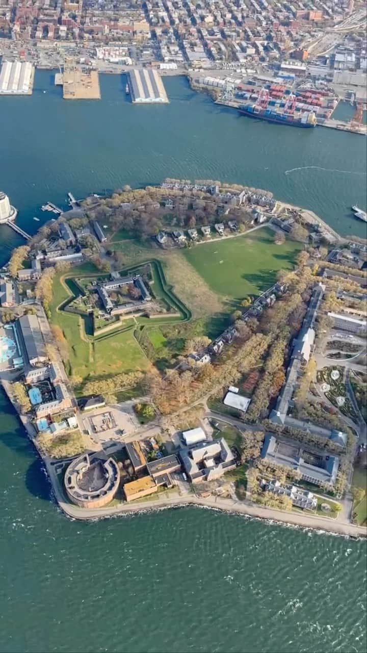nyonairのインスタグラム：「Sunshine ahead! 🚁☀️   #reels #reelsinstagram #nyc #newyorkcity」