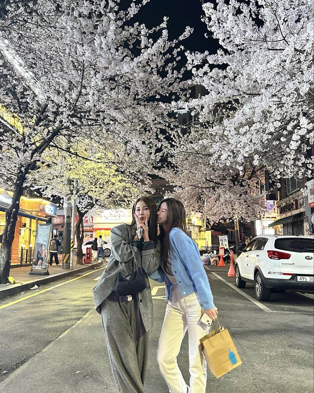 Son Ju Heeさんのインスタグラム写真 - (Son Ju HeeInstagram)「벚꽃 🌸  #연남동  #내사랑봄  #벚꽃은너와함께」3月31日 0時25分 - juhee__ss