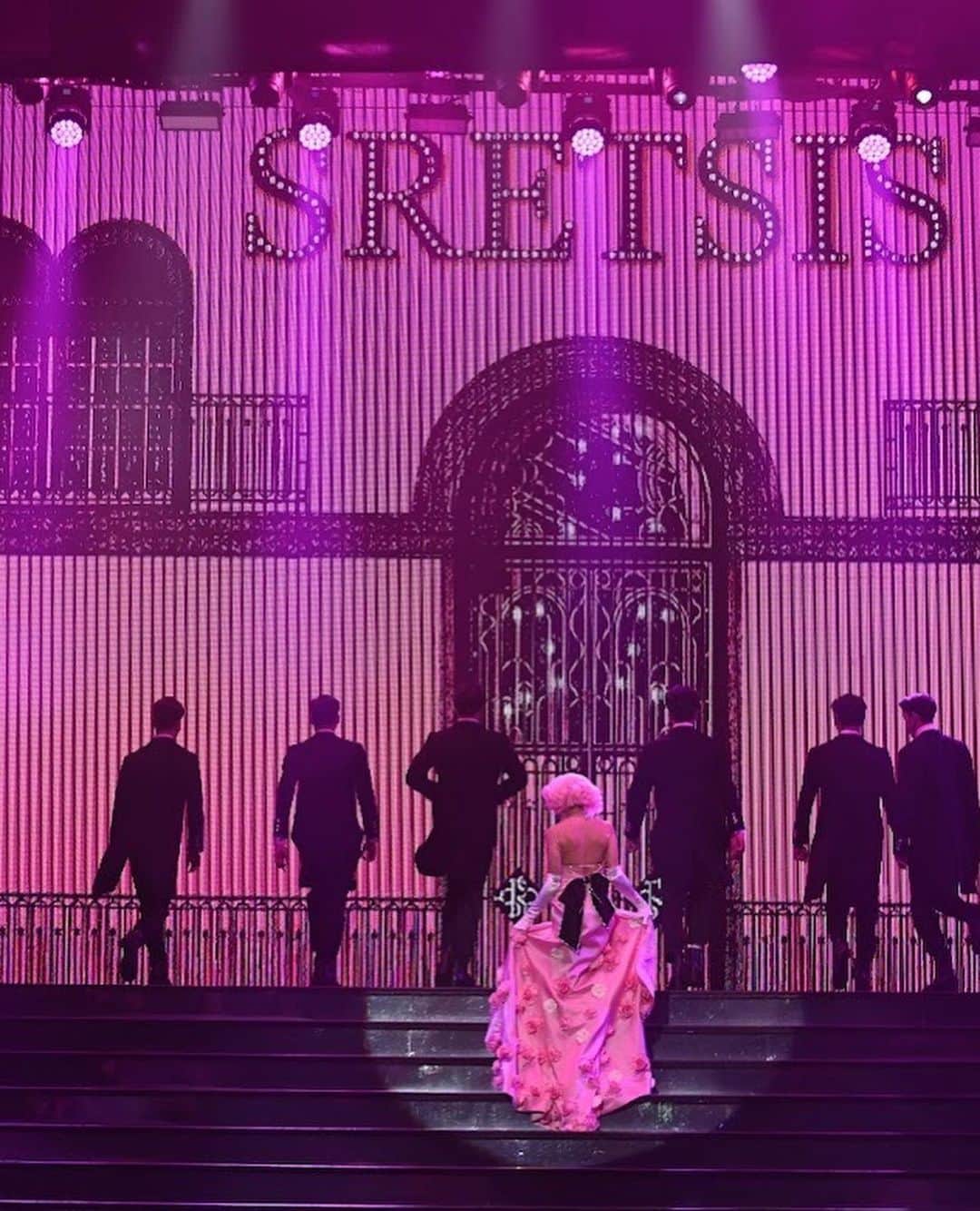 Laila Boonyasakさんのインスタグラム写真 - (Laila BoonyasakInstagram)「@sretsisofficial 💗 ให้มันเป็นสีชมพู้ววววววว #lgbtq  #lgbtq🌈」3月31日 0時41分 - chermarn