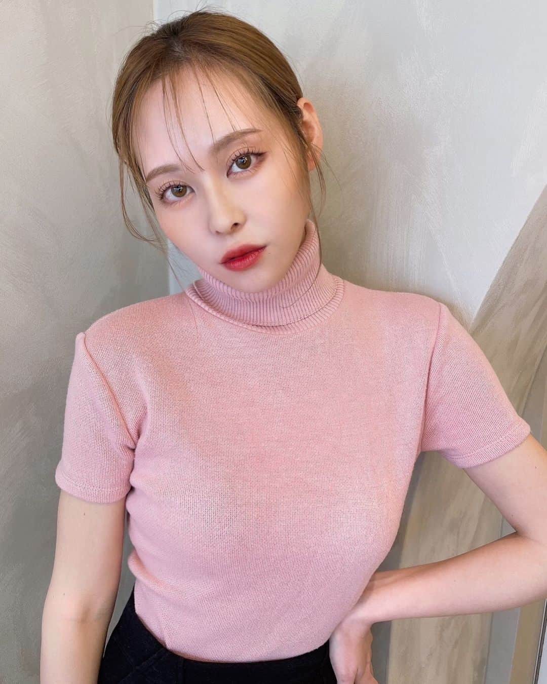 のインスタグラム：「🌸  薄ピンク＝春  よね〜🌸💓  この時期になると クローゼットがピンクで埋まる😆👚  . . . . . #美容#浜松#浜松市#スキンケア#美肌#美容家#肌荒れ #コスメ#浜松エステ#春#アイシャドウ#カラコン」