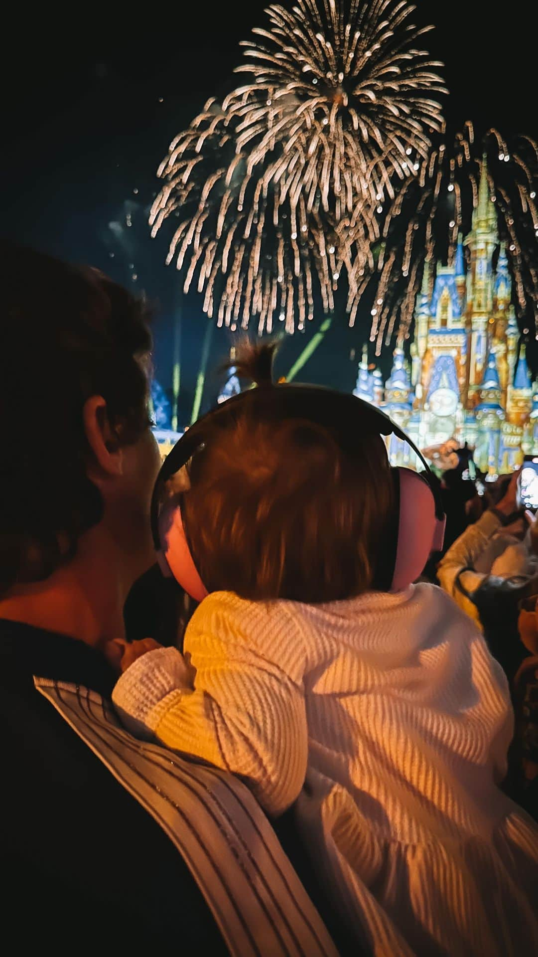 ギド・ページャのインスタグラム：「YOU ARE THE MAGIC♥️ ayer Ari vio el show de Magic Kingdom por primera vez y si bien me dediqué a disfrutarlo pude grabar un pedacito para atesorar y poder compartirlo con Uds😍   Se cumplió un sueño para nosotros.. el de volver un día a nuestro lugar mágico y ver el show del castillo con nuestra familia. Gracias Disney por tu magia; pero mas gracias ARI por ser la bebita mágica que vino a hacernos aún más felices y a disfrutar la vida con nosotros♥️」