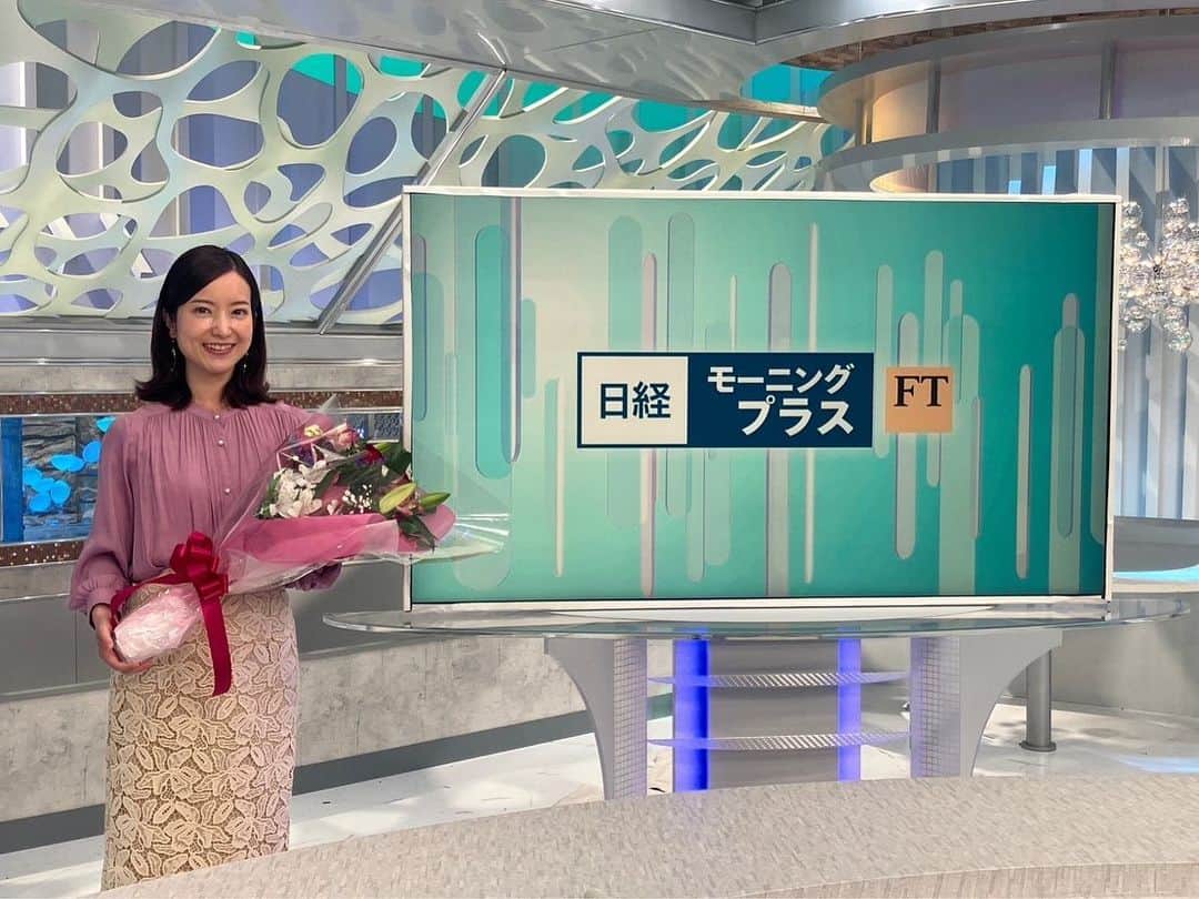 天明麻衣子のインスタグラム：「木曜日に、日経モーニングプラスFTを卒業致しました！ 2015年から出演してきて生活の一部になっていたので、番組の最後に挨拶するまで、自分でもまだ卒業する実感がありませんでした。  スタジオはもちろん、企業にお邪魔してのロケ、香港取材など、振り返るとたくさんの経験をさせてもらいました。  経済キャスターとしてこの番組に関われたことを誇りに思っています。これからは一視聴者、一ファンとして応援していきます。  皆様、本当にありがとうございました！  #日経モーニングプラスft #bsテレ東 #経済番組 #経済キャスター #卒業 #ありがとうございました」