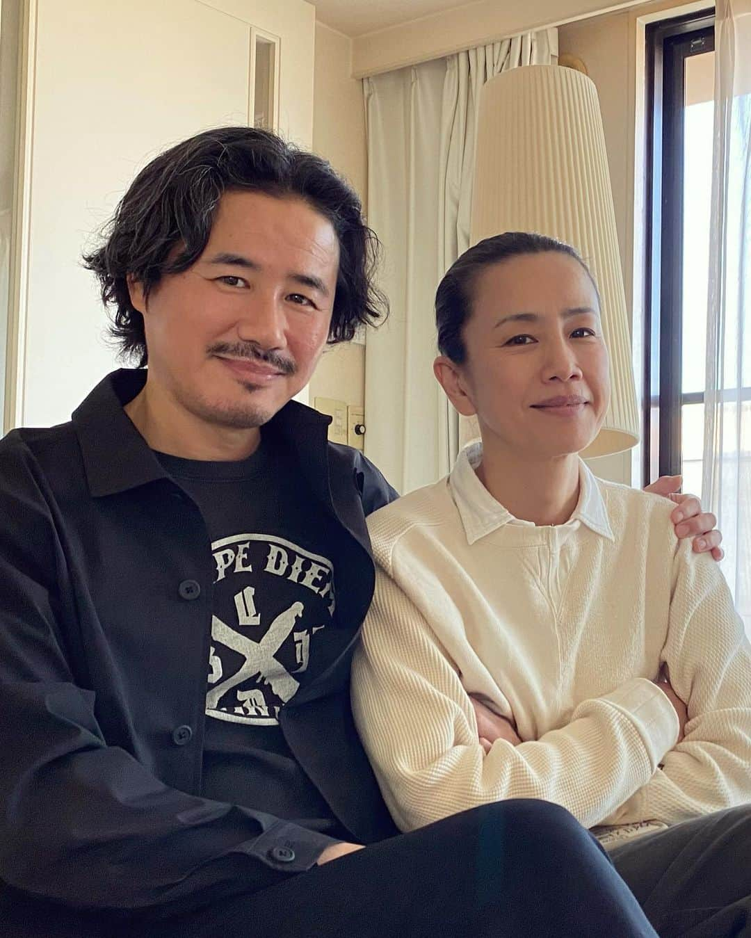 鈴木一真のインスタグラム：「She is the coolest girl in the world.  十代からの仲間ナベマキ。同級生で一番イケてる自慢の大女優‼︎  #Actor #TokyoVice #FirstLove初恋  #TokyoMER #CapturingDad #Himizu #LoveExposure #TheMourningForest #MiniTheaterPark #TheOrchids #MakikoWatanabe #KazumaSuzuki  #渡辺真起子 #鈴木一真 #腕組み」