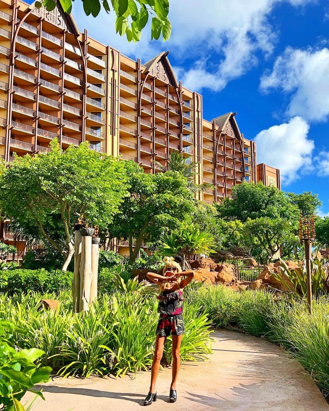shihoさんのインスタグラム写真 - (shihoInstagram)「💙🐭💙🐭💙 ・ 📍Aulani, A Disney Resort & Spa ・ 大すきなHawaiiと大すきなディズニー。 ここに来ると 自然と笑顔になりHappyになれる場所♡ ・ Hawaiiを感じられ、 ディズニーも感じられ、 この空間たまらないぃぃぃ♡ ミッキーが帰っていく姿も愛おしい🥹♥️ ・ #hawaii#islandofoahu#oahu#ハワイ#trip #オアフ島#travel#loco_hawaii#travel_jp #funtorip#タビジョ#旅MUSE#genic_travel #genic_mag#たびねす#旅行#genic_hawaii #aulanidisneyresort#ディズニー#disneyresort  #aulani#koolina#mickey#disney#oahuhawaii  #tabijyomap_hawaii#lealeahawaii#2023」3月31日 11時51分 - shiho.ga8