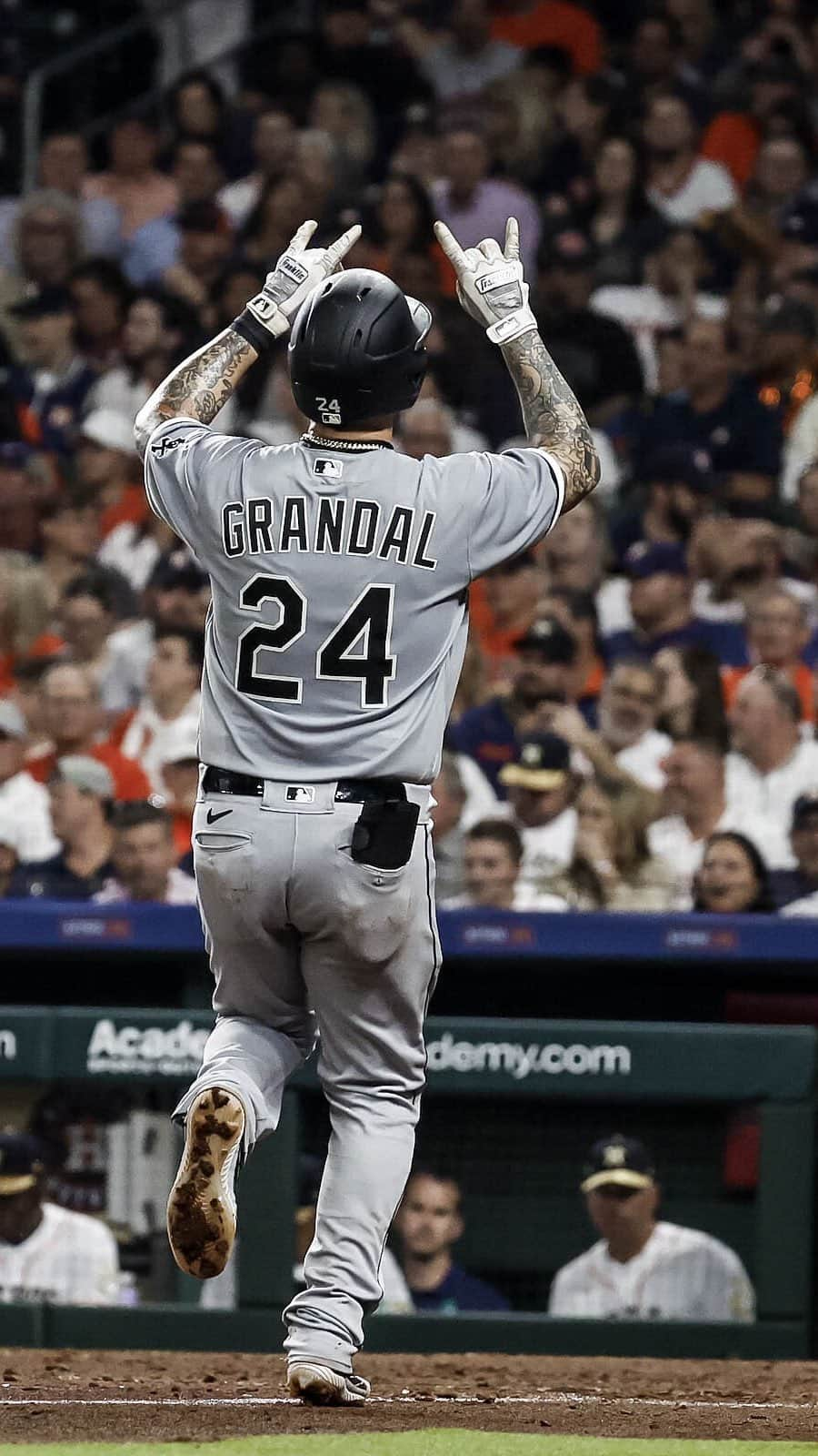 ヤズマニ・グランダルのインスタグラム：「Yasmani Grandal sends that one out of here!」