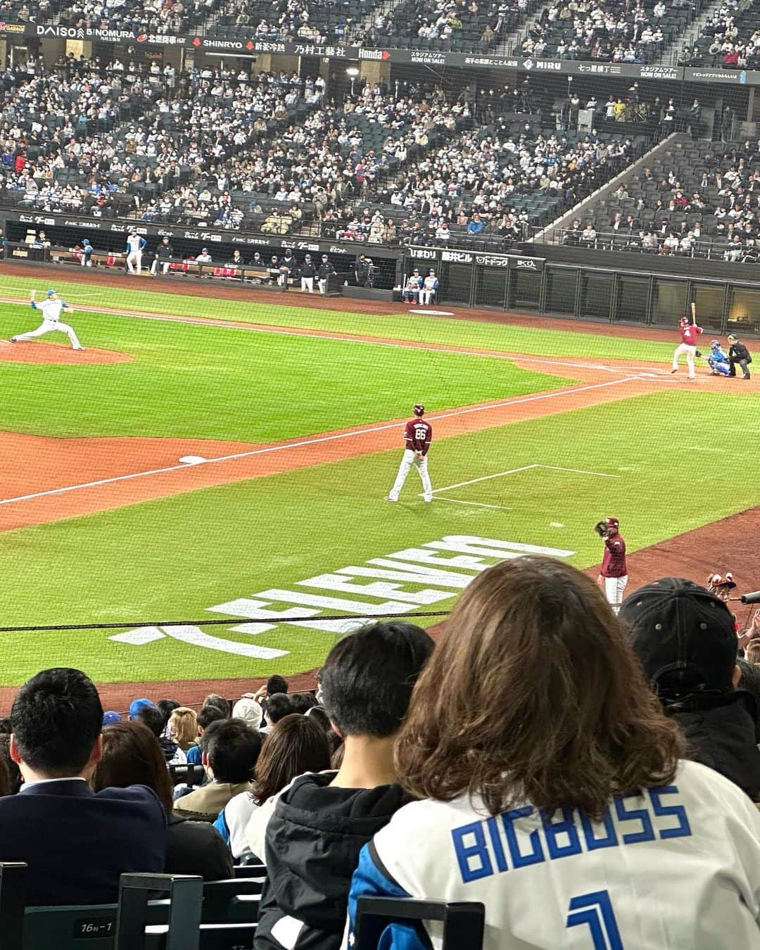 南原清隆さんのインスタグラム写真 - (南原清隆Instagram)「“初エスコンフィールド”  “北海道に出来た最新の野球場” 新しいのにクラシカルなアメリカにあるような球場です。 何処から観ても臨場感があり、プレーの迫力を感じられます。 フード類も充実して、モニターが至る所にあり、試合を観れます。 写真はピザでいくつもの種類があります。 （何故か広島のお好み焼き屋さんもありました） 球場のバックヤードはレンガ調で歴史を感じさせられます。 （栗山監督とも会えました。栗山町にも遊びに行きたいです） 何度でも楽しめる野球場、皆さんも是非行ってみて 下さい〜😄 （ただし電車などのアクセスは大変そうでしたので、予めご了承くださいね）  #エスコンフィールド」3月31日 10時29分 - nanchan_official_