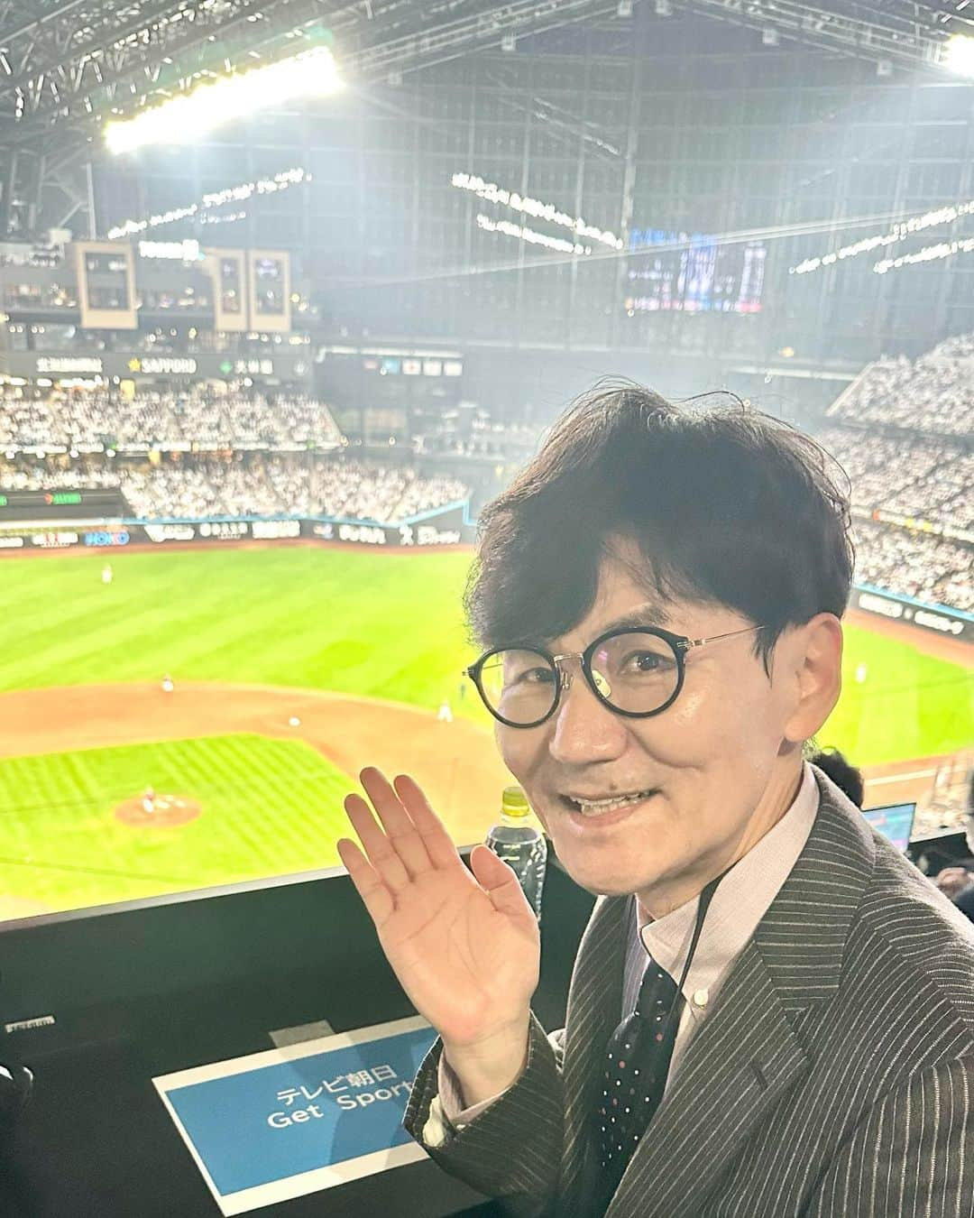 南原清隆さんのインスタグラム写真 - (南原清隆Instagram)「“初エスコンフィールド”  “北海道に出来た最新の野球場” 新しいのにクラシカルなアメリカにあるような球場です。 何処から観ても臨場感があり、プレーの迫力を感じられます。 フード類も充実して、モニターが至る所にあり、試合を観れます。 写真はピザでいくつもの種類があります。 （何故か広島のお好み焼き屋さんもありました） 球場のバックヤードはレンガ調で歴史を感じさせられます。 （栗山監督とも会えました。栗山町にも遊びに行きたいです） 何度でも楽しめる野球場、皆さんも是非行ってみて 下さい〜😄 （ただし電車などのアクセスは大変そうでしたので、予めご了承くださいね）  #エスコンフィールド」3月31日 10時29分 - nanchan_official_