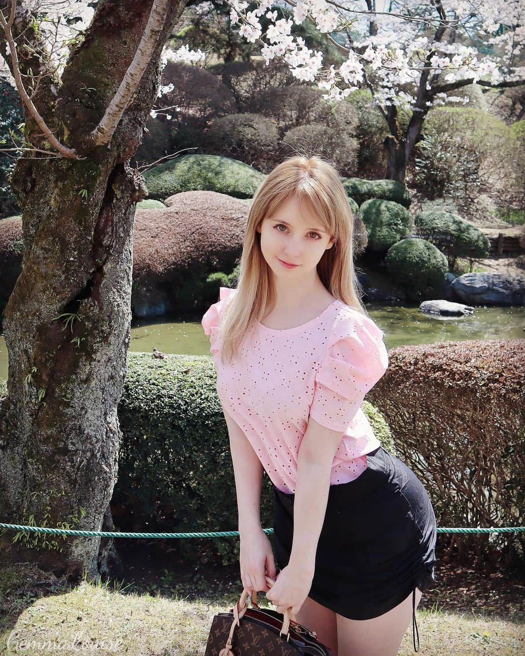 ジェマ・ルイーズのインスタグラム：「おはよう🌸 #桜 #桜スポット #花見 #花見スポット #モデル #外国人モデル #東京モデル #春 #可愛い #日本 #cherryblossom #sakura🌸」