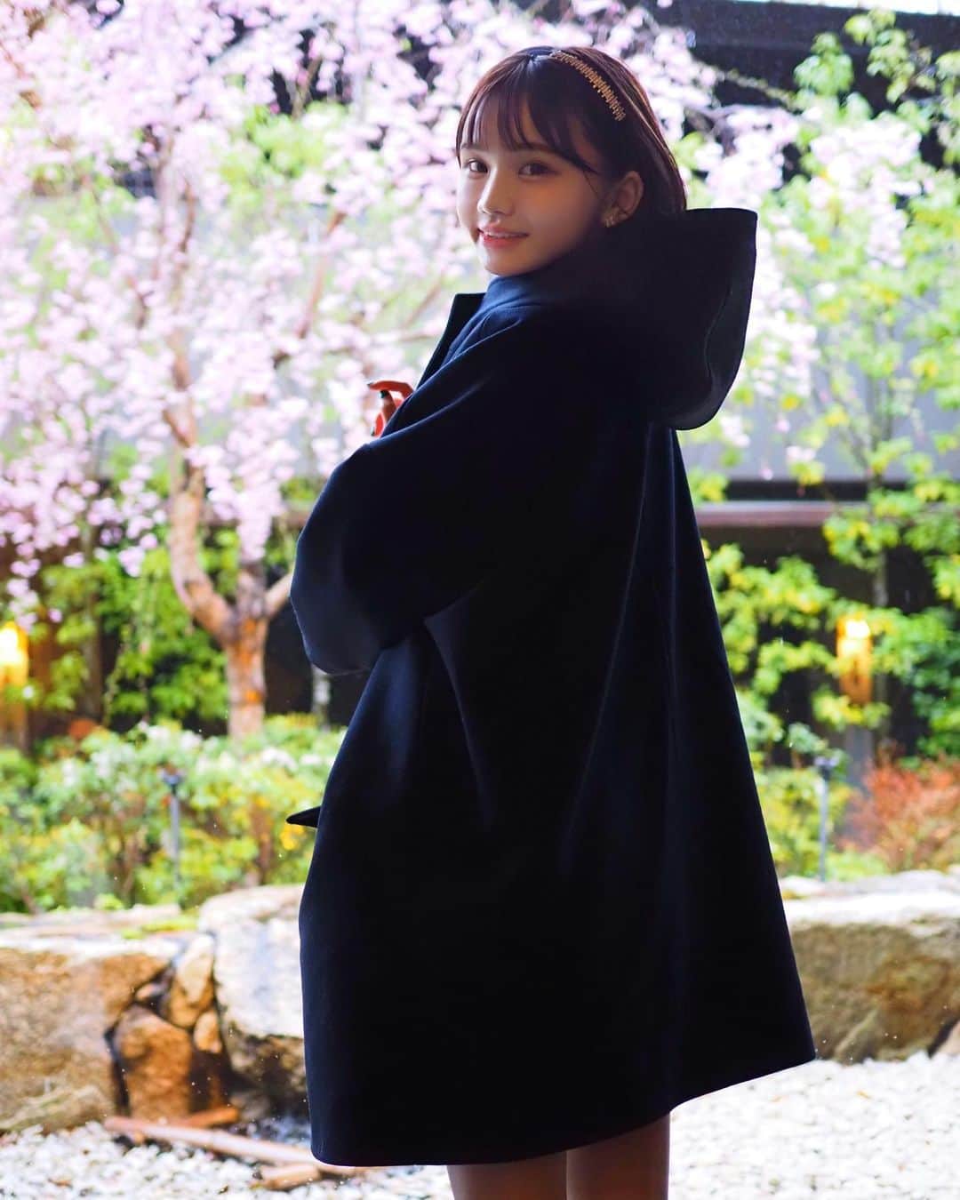 みもれもんのインスタグラム：「The correct answer is to visit Nara I was there〜＼(^ω^)／🌸💕I wore a maid and took a photo collection 🥳📸  正解は奈良に遊びに 来ていましたぁぁ〜＼(^ω^)／🌸💕 桜も満開で鹿もきゃわちぃ💕 夜は、、、デジタル写真集の撮影したょ🥳📸🫶 最後のしゃしんみてっっ🐻‍❄️  #みもれもん #Mimolemon #mimoremon #japanesegirl #水着 #ポートレート#黒髪 #ショートヘア#ボブ #人像攝影 #日本的 #粉我 #日本女孩 #fashion #japan #portrait #奈良 #fantia」