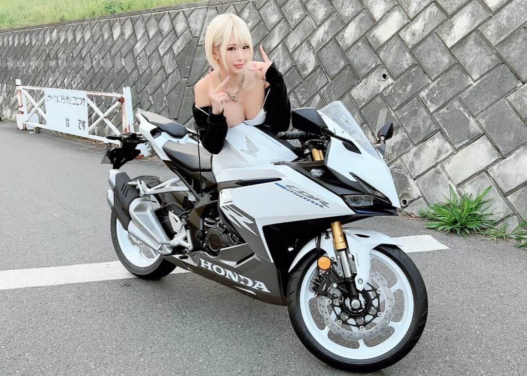 水嶋アリス（聖菜アリサ）のインスタグラム：「納車しました  新型CBR250RRの白💓  教習所入る前からの憧れのバイクやっと買えてうれしい！！！  バイク女子デビュー✨✨✨ #バイク女子 #debut #bike #cbr #honda #納車 #likesforlike #l4likes」
