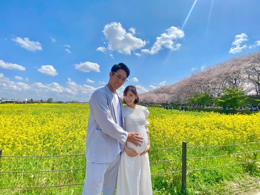 宮崎瑠依さんのインスタグラム写真 - (宮崎瑠依Instagram)「先日、マタニティフォトを撮りました🤰  お腹を出して撮るマタニティフォトはやはり恥ずかしいので…今回も 桜と菜の花と青空の力を借りて撮影😉  菜の花越しの満開の桜🌸 透き通る青空！全身で春を感じる気候で、お腹の中の赤ちゃんも元気いっぱいでした✨  息子を妊娠していた2020年のマタニティフォトをきっかけに、毎年訪れている場所なのですが、この幸手権現堂桜堤は、何度来ても飽きることのない、春の絶景に出会える場所です。  あの時お腹の中にいた息子は、早いものでもうすぐ3歳。 いつの間にか逃げ足が早くなり、この日も走り回って大変でした🤪笑  もうすぐ家族が増えることを楽しみにしながらも、今しかない家族3人の時間も大切にしたいなと感じる今日この頃。  この日も、お花見をしながら家族写真がたくさん撮れて幸せな一日でした✨  #マタニティフォト #家族写真 #幸手権現堂桜堤 #第二子妊娠中」3月31日 10時42分 - ruimiyazaki