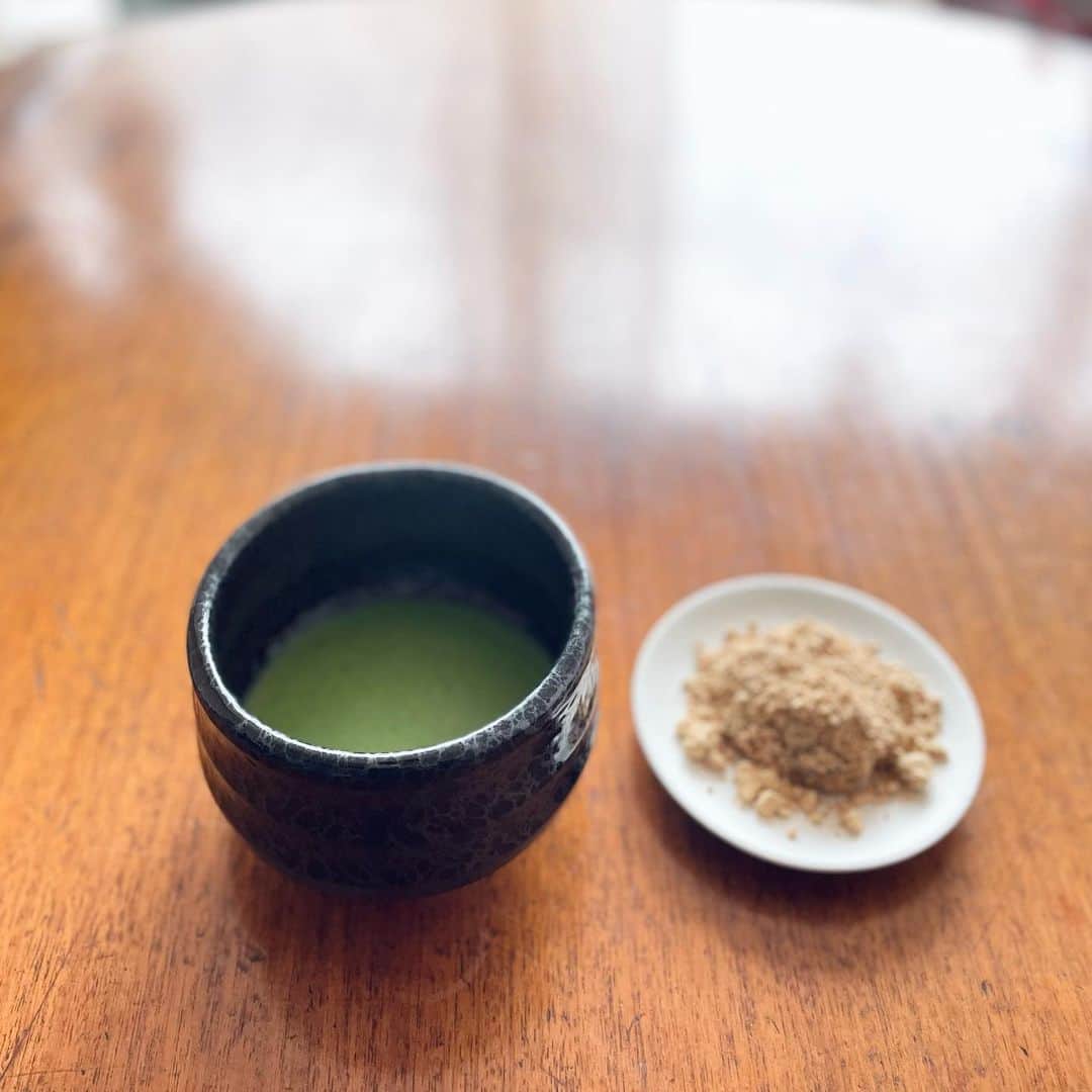 azumiのインスタグラム：「おはようございます 今日で３月最後 朝からスッキリ最終回をみて グッときて泣いてしまった… 宮本さんとスカパラさんの演奏 素晴らしかったです 地元の先輩加藤浩次さんのラスト2分半 最高でした😢  気持ち新たに更なるスタート 次の時代へですね  うちの窓の向こうの桜はもうすぐ🌸 お抹茶と極上わらび餅  #azumicha #茶道裏千家 #裏千家 #茶の湯 #わらび餅 #雅庵 #スッキリ」