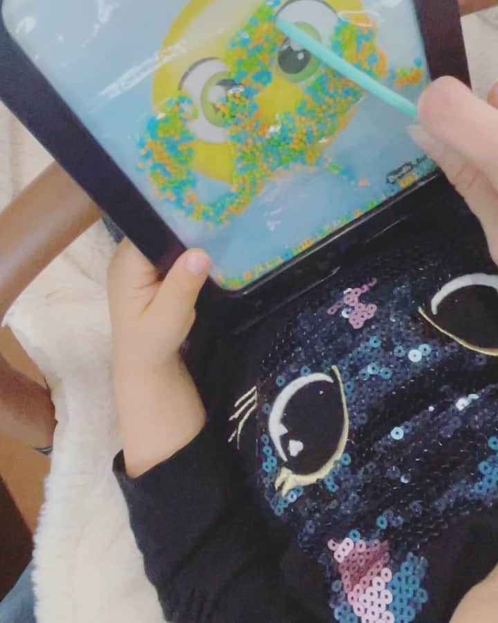 英玲奈のインスタグラム：「最近の娘のお気に入りおもちゃ。 我が家はタブレットやスマホを娘に見せていないので、 お出かけする時には必ず色々おもちゃ持参で出かけます。 絵本や塗り絵、折り紙やシールブックなんがが定番なのですが、 最近加わったのがこちら。  @chiikugangu_jp さんの、#ドリームブロッサム 軽くて薄くて持ち運びやすいこちらは、 ジェルやビーズが入っていて、 大人でもついついずっと触ってしまう好感触なんです😊 指で触るだけでも楽しいけど、 付属のヘラを使うとより細かい作業が出来てもっと大きくなっても楽しめそう✨ 最初からついてくる付属の台紙にはニコちゃんやマーブル柄があってきれいなんだけど、 QRコードを読み込むと色々な画像がダウンロード出来て、さらに楽しめる😊 私はきのこがお気に入り❤️ お友達がタブレット触ってたりすると娘も気になってしまうのだけど、 こちら一見普通のタブレットなので、 娘はすごい喜んでくれる😆 #娘#daughter#2歳4ヶ月#女の子ママ#girlmom#女の子ベビー#girlbaby#親バカ部#毎日が特別#赤ちゃんのいる生活#ていねいな子育て#最近のおもちゃ#今年はやるおもちゃ  #ドリームブロッサム #知育玩具 #知育玩具おすすめ #doodlejamz #ドゥードゥルジャムズ」