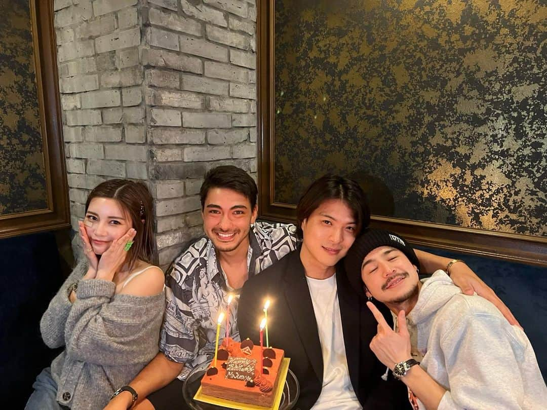 島袋聖南さんのインスタグラム写真 - (島袋聖南Instagram)「お誕生日おめでとう！🎉 @kenya_yasuda_  私長女で可愛い弟達な絵w」3月31日 10時44分 - seina4444