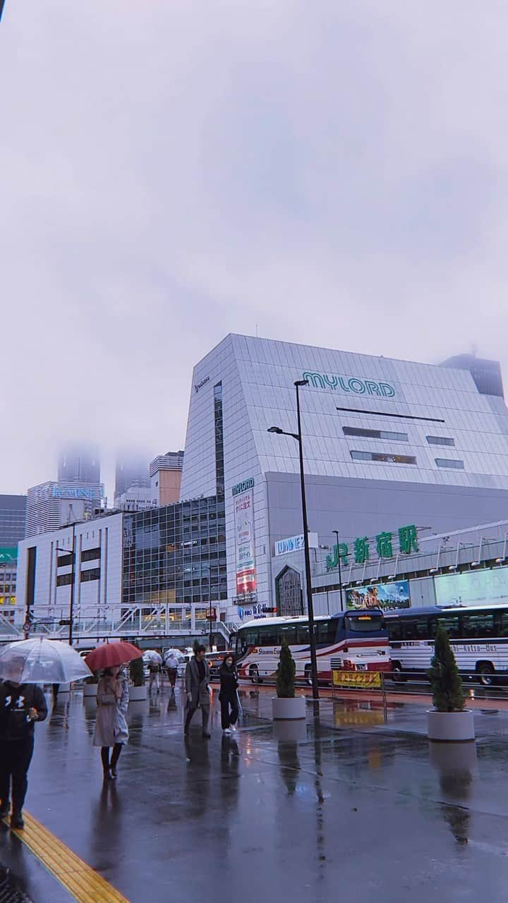 STYのインスタグラム：「📍#新宿駅 #shinjuku #shinjukustation #rain #rainyday #raining #holidays #tokyo #Japan #travel #japantravel #tokyotravel #exploretokyo #explorejapan  #traveltips #destinations #destination #beautifuldestinations #beautifuview #viewforview」