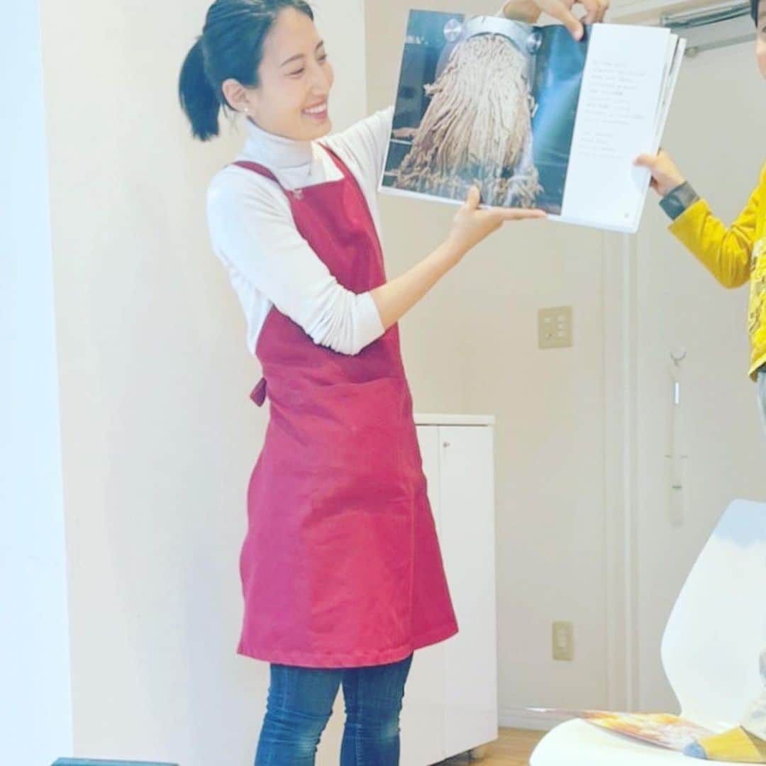 望月一花さんのインスタグラム写真 - (望月一花Instagram)「〈体験×哲学×楽しさ〉  私が食のワークショップをやる上で 大切にしていること。  今季もみんなでのお味噌作り 仕込み終わりました。  例年はお母さんメインで ゆっくりと寛ぐ時間も兼ねて 癒しの場を提供することに 重きを置いていましたが 今年は親子参加で子どもメインに。  親が意識が変わり全体を見れれば 子どもものびのび健やかなんです。  私たちを支えてくれている 微生物や菌ちゃんのお話  伝統的なお味噌作り 普段のお味噌汁の仕組みの話  手を使って仕込む 五感を感じる手仕事の話  色んな話を、WS中に話します。 沢山、気づきと刺激をしたいから 沢山、持ち帰って何かを受け取って 沢山、体験と実感してほしいから  そして、自分はどう感じてるか どう考えているかを自覚してほしいから、沢山質問もします。  「どんな匂い？どんな手触り？ 聞いてどう思った？どんなところかが楽しかった？これは何が入っていると思う？」  貴重な幼少期の経験を 忙しいお母さんの大切な時間を ここに来る選択をして 共有させていただき 本当に本当にほんとうに！ ありがとうございました💖」3月31日 10時48分 - sayavati