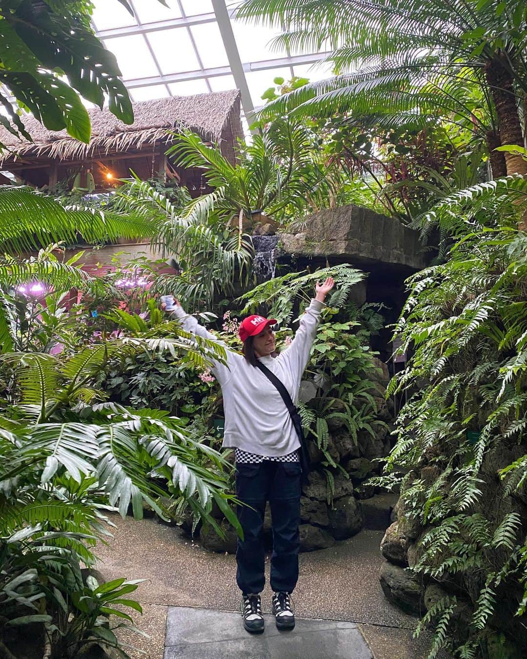 松本優さんのインスタグラム写真 - (松本優Instagram)「ここはタイですか? いいえ違います。  板橋区のローカルスポットでぃぐしました💦💦  あのー私的にすごくお気に入りスポットの中に入りました🌼👌  なんとなんと入館料260円でミニ水族館と植物園が見れるのだあ！！！！  意外と広くてじっくり見たらあっという間に時間が経ったよ💢最高なんだけど💢💢💢♡  みんなお近くに行った際は行ってみて🎈  #板橋区熱帯環境植物園#おすすめスポット#板橋区#植物園#yucode👗#salomon#hellyhansen#ootd#outfit#dayoff#私服#コーデ」3月31日 10時49分 - matsumoto_yu