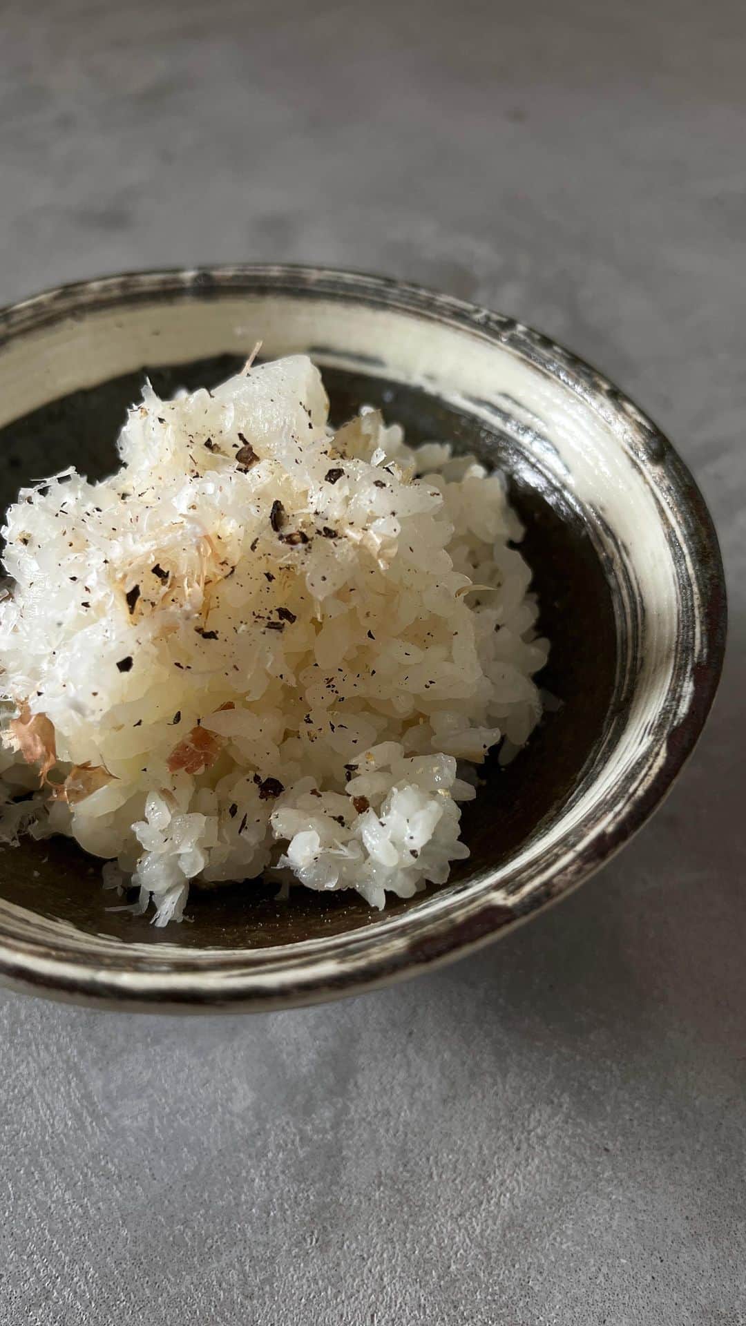 宇藤えみのインスタグラム：「新玉ねぎごはんの季節。 新玉ねぎ、出汁、塩を入れて炊く。 我が家には美味しい鰹節 @kaneshichi_jp があるので 出汁を取らず鰹節をそのまま入れて一緒に炊いていただきます。 出汁で炊いた場合は仕上げに鰹節をパラパラしてそのままでも美味しいし、仕上げにパルメザンチーズ、胡椒orバター醤油をかけても美味しい。 新玉ねぎが美味しい季節だから楽しめる春の味覚🤤 #暮らし#春いろ#春の味覚#新玉ねぎごはん」