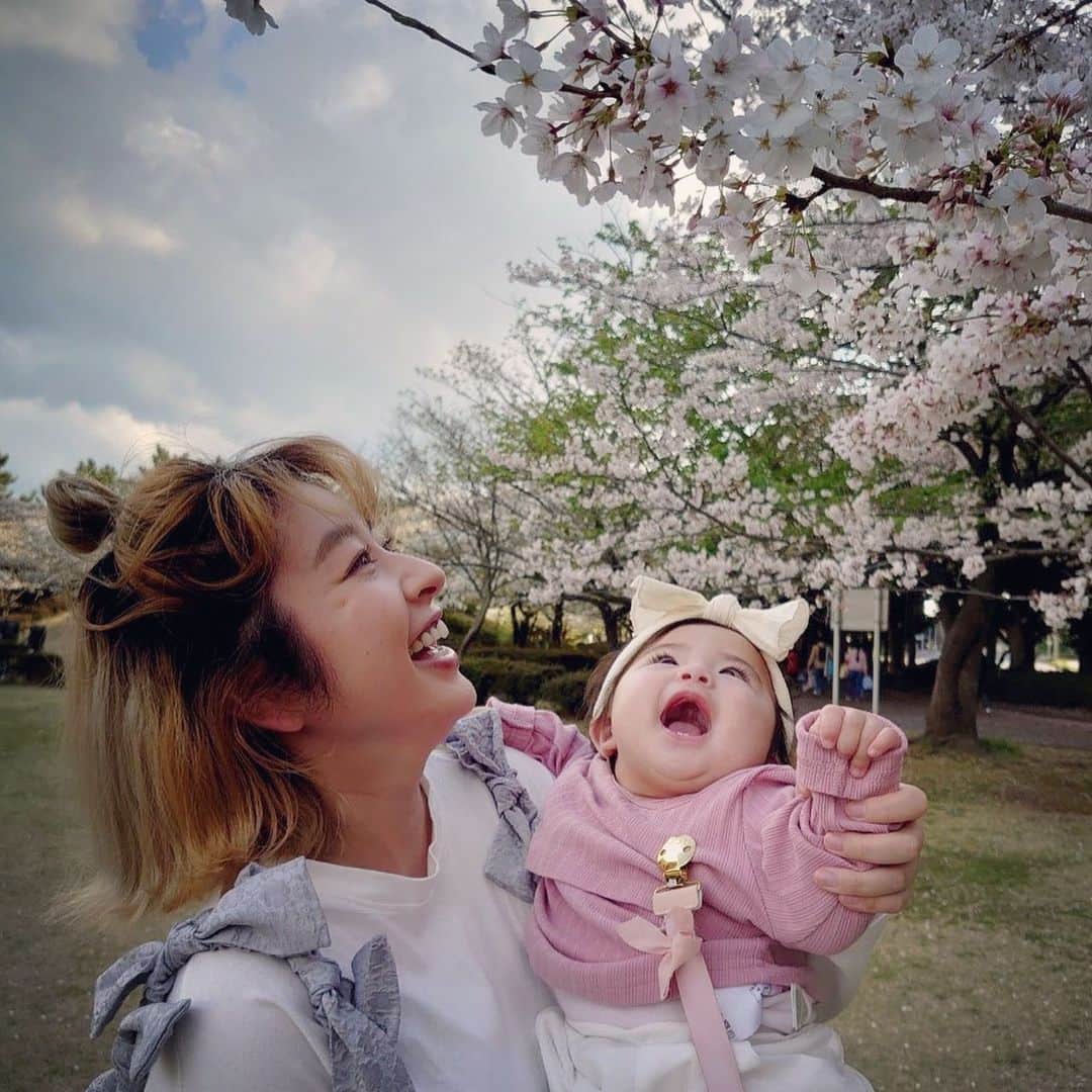 土岐田麗子のインスタグラム：「🌸♡  去年はお腹にいたね いっくんりんちゃんとも 今年もまた元気に 一緒に見ることができて 本当にありがとう♡  #2023 #桜 #happywalk #instadiary」