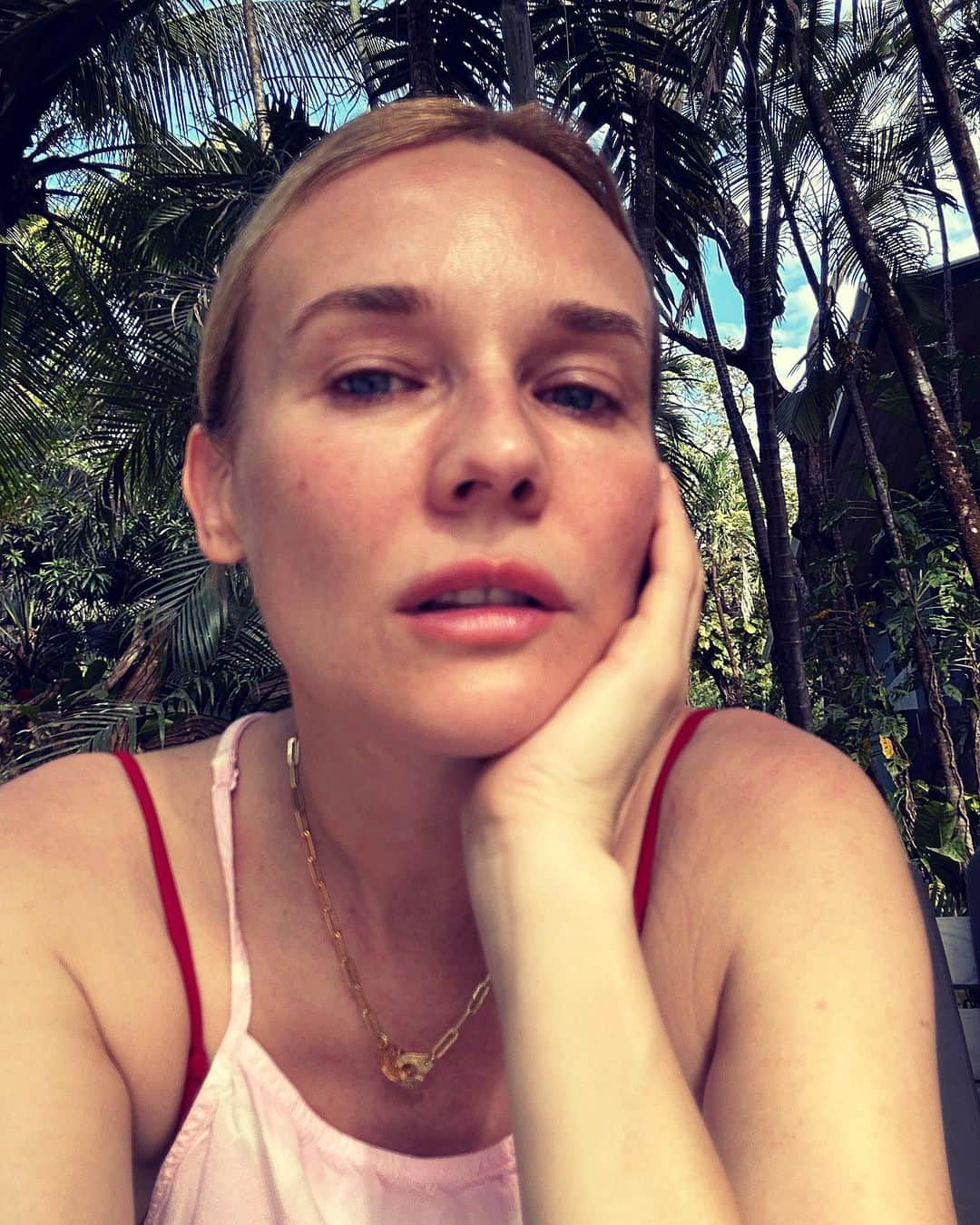 ダイアン・クルーガーのインスタグラム：「Not sure what it is about about Costa Rican light or why I’m blurry in this pic, but it’s dreamy here people 🌈」