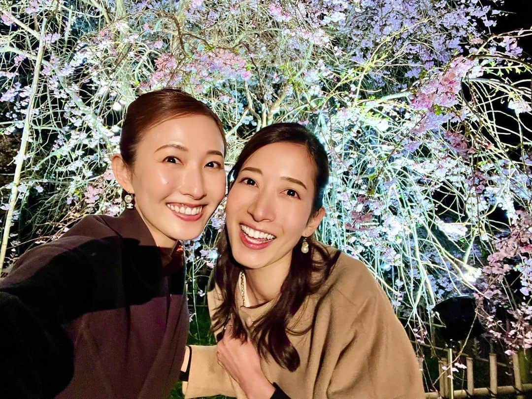 伶美うららのインスタグラム：「今年の桜ショット🌸  桜もピークを迎えてどこも満開で、いまは少しずつ葉桜になってきていますね🌱  この前、くみちゃんと夜桜を見に行きました🌸 タイミングよく満開で✨☺️夜桜をゆっくり見るのも久しぶりだったので、2人で写真も沢山撮りました📸  いつもくみちゃんが、そこ立って‼︎って言って写真をパシャパシャ撮ってくれます🤩 くみちゃんの写真はアングルがオシャレ😎✨  来年も綺麗な桜が見れますように🌸  #夜桜 #真間山弘法寺  #明日から4月 ?!」