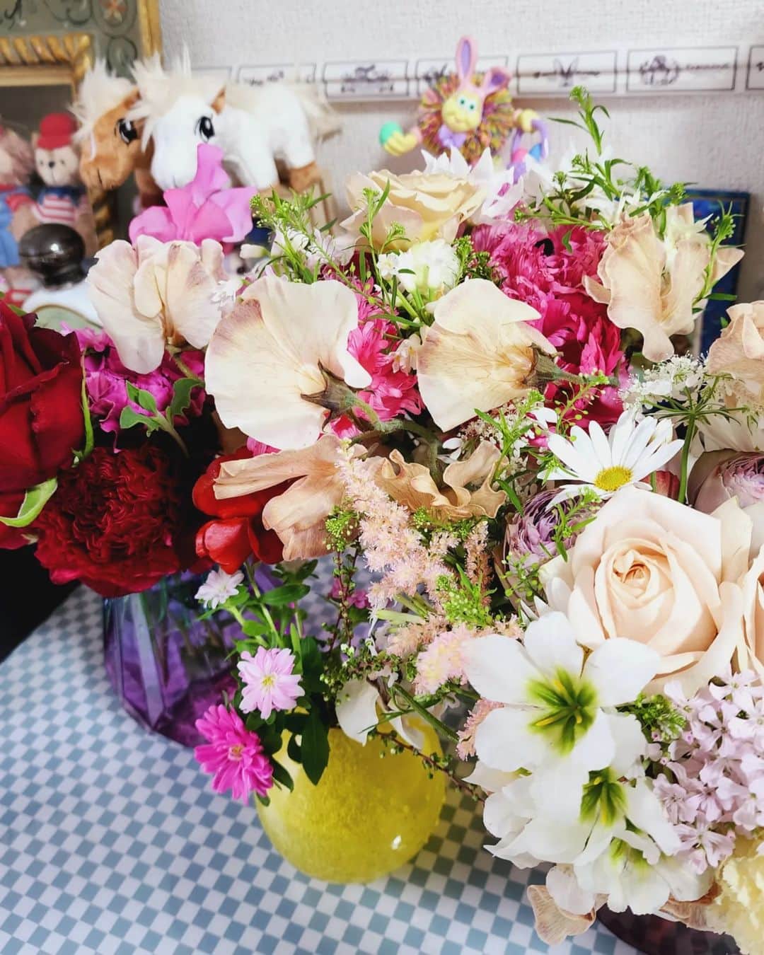 Machicoさんのインスタグラム写真 - (MachicoInstagram)「C たんじょびにいただいたお花を花瓶に挿したらとてもふつくちぃ💐 #Machico #花 #花のある暮らし」3月31日 11時18分 - machico_3s25