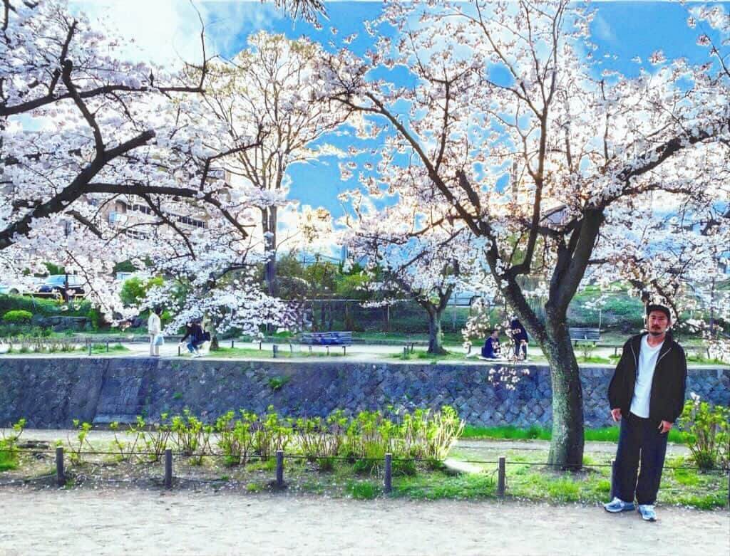 西野恭之介さんのインスタグラム写真 - (西野恭之介Instagram)「レンタル西野。お花見して下さい。でした。桜の木の下は日本兵以外似合いませんね。  #レンタル西野」3月31日 11時11分 - choplin_nishino