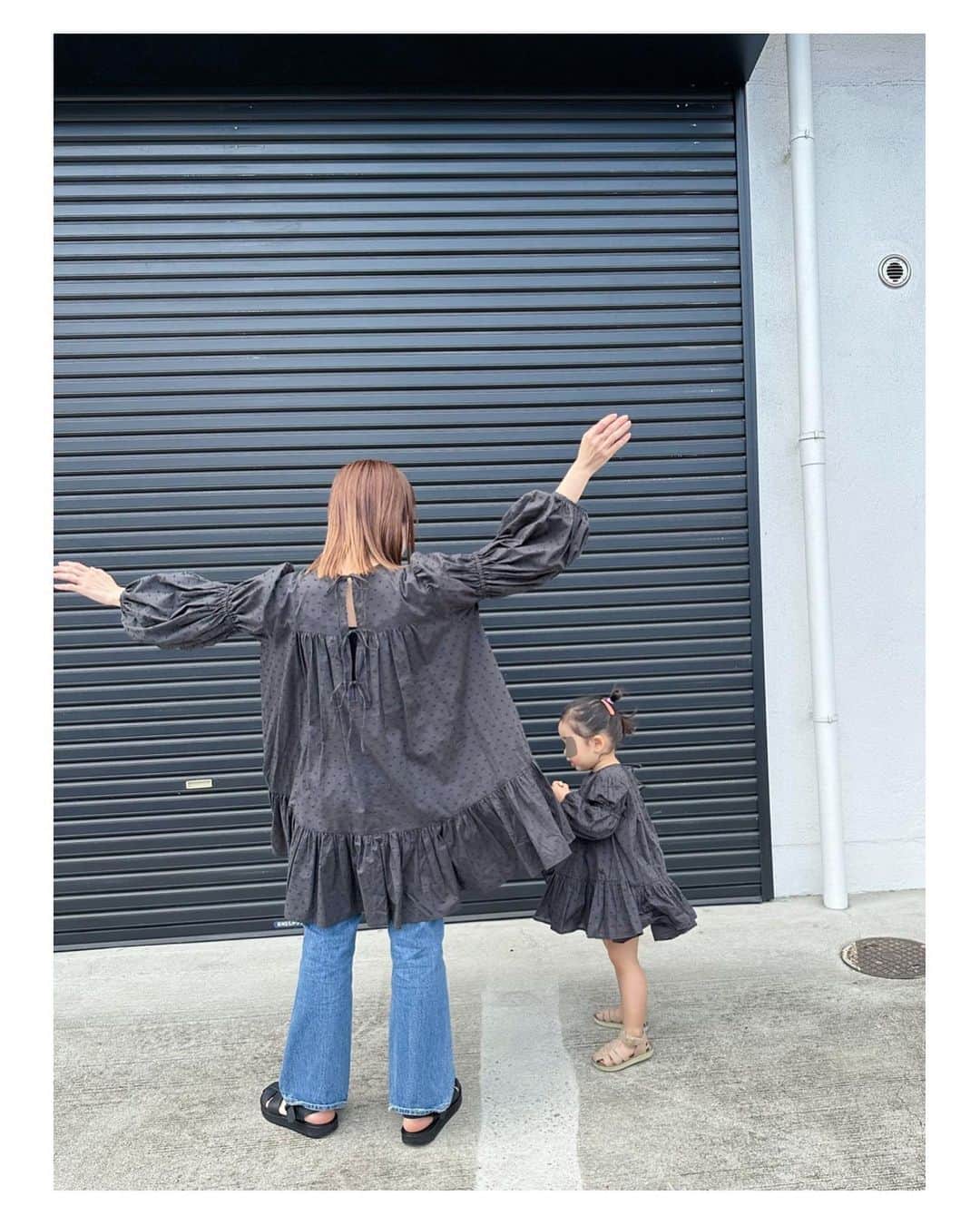 高山直子さんのインスタグラム写真 - (高山直子Instagram)「👩🏻‍🦰👧🏻 1歳の時このワンピースを着ている娘がとにかく可愛くて。 今年キッズの新色が出た上、大人用も出たのを見て即買い🥺 @uhrbabyandkids @uhruhruhr 去年の紫着てる写真探したらちっこくてまん丸でたまらん🤣 （👧🏻現在2歳7ヶ月、紫の写真は1歳4ヶ月）  #親子服」3月31日 11時12分 - nao_70koro