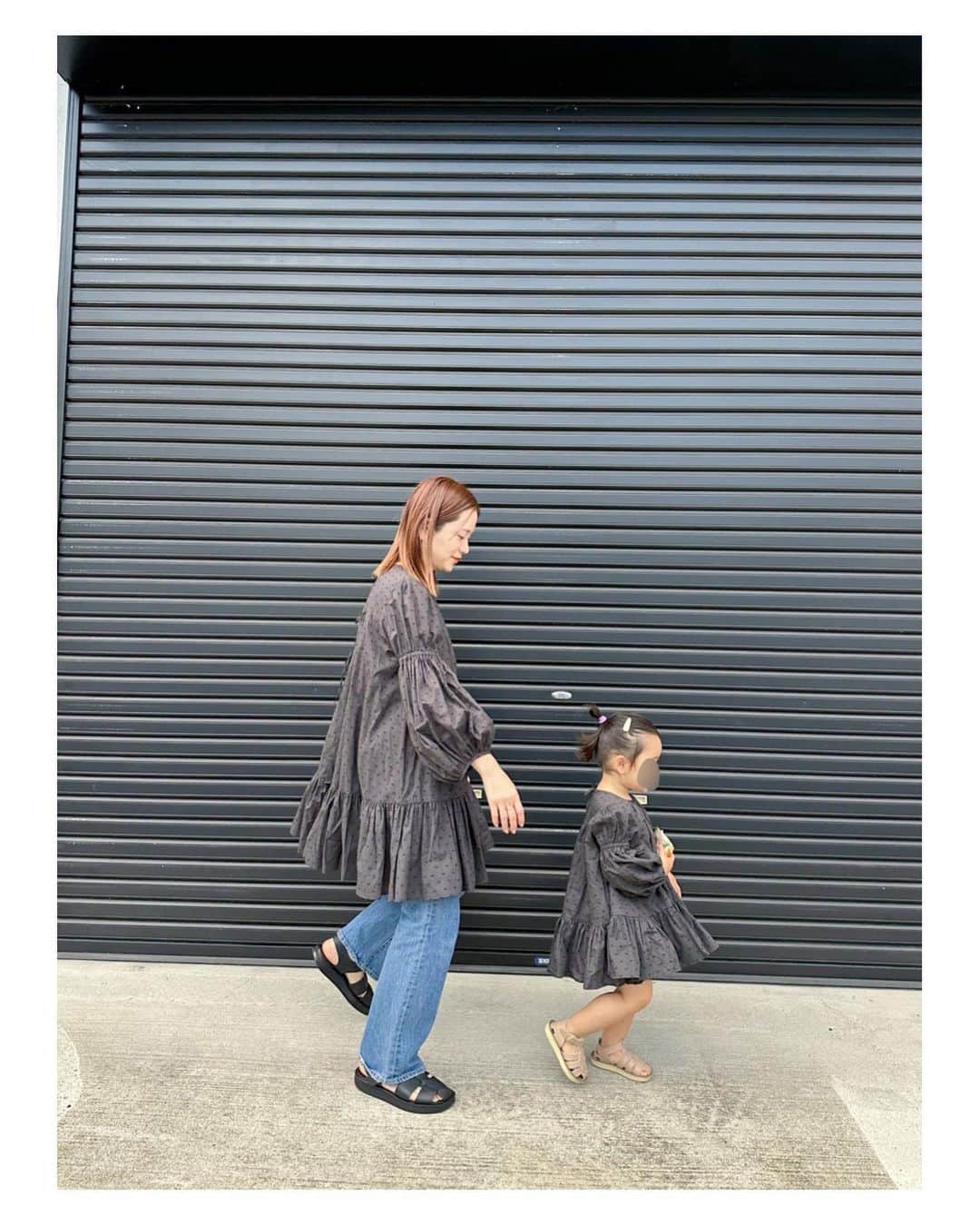 高山直子さんのインスタグラム写真 - (高山直子Instagram)「👩🏻‍🦰👧🏻 1歳の時このワンピースを着ている娘がとにかく可愛くて。 今年キッズの新色が出た上、大人用も出たのを見て即買い🥺 @uhrbabyandkids @uhruhruhr 去年の紫着てる写真探したらちっこくてまん丸でたまらん🤣 （👧🏻現在2歳7ヶ月、紫の写真は1歳4ヶ月）  #親子服」3月31日 11時12分 - nao_70koro