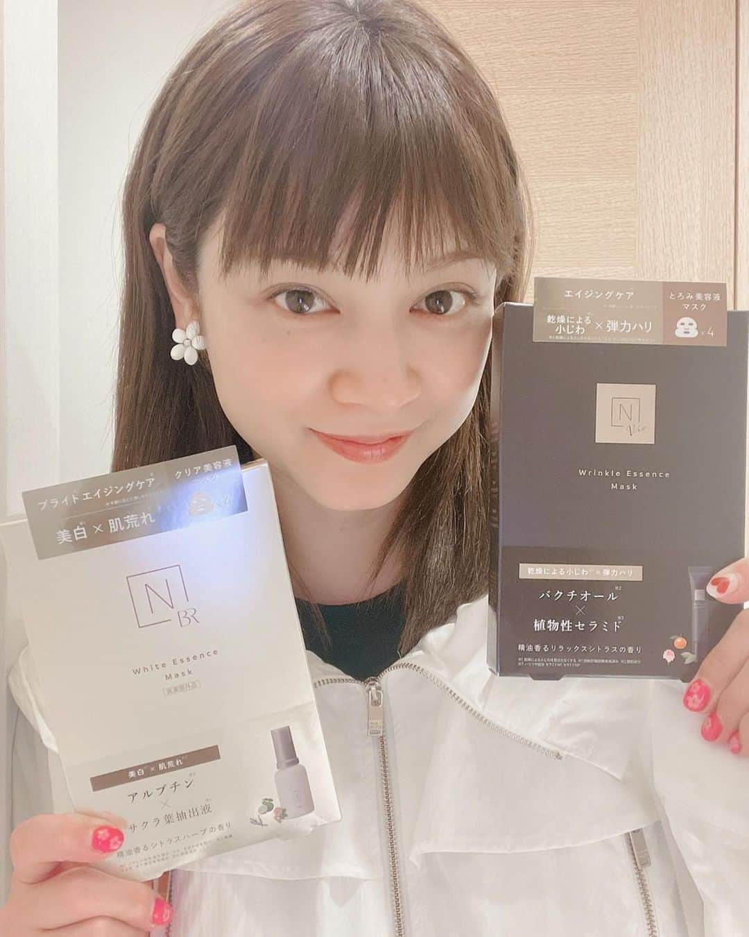 平愛梨さんのインスタグラム写真 - (平愛梨Instagram)「私のお肌パックタイム♡  N organic Vieシリーズから出たシートマスクがとってもお気に入り✨  贅沢したい時や、日常の中でリラックスタイムが欲しい時にぴったり😍  自分を甘やかしたい時や週末に、ご褒美として使ってます🥹  シートマスクは 液がたっぷり入ってるので無駄にせず全部絞り出して全身にも塗ってます✨  リンクルパックエッセンスの成分を1週間分凝縮しているみたい‼︎ リンクルと同じで自然由来の整肌成分バクチオール(レチノール推し必見の成分)が入ってるのも嬉しいし、リフトアップ形状のシートも大好き🥹  シートマスク後に、追いローションとリンクルをつけて、クリームで蓋をしてスペシャルケアの完成です🤩  ※1週間分とはリンクルパックエッセンス本品(約2ヶ月分)の1/8量の1.875gと定義✨ @norganic_officia #Norganic #Nオーガニック #リンクルパックエッセンス #目元美容液#オススメ#😍」3月31日 11時21分 - harikiri_tairi