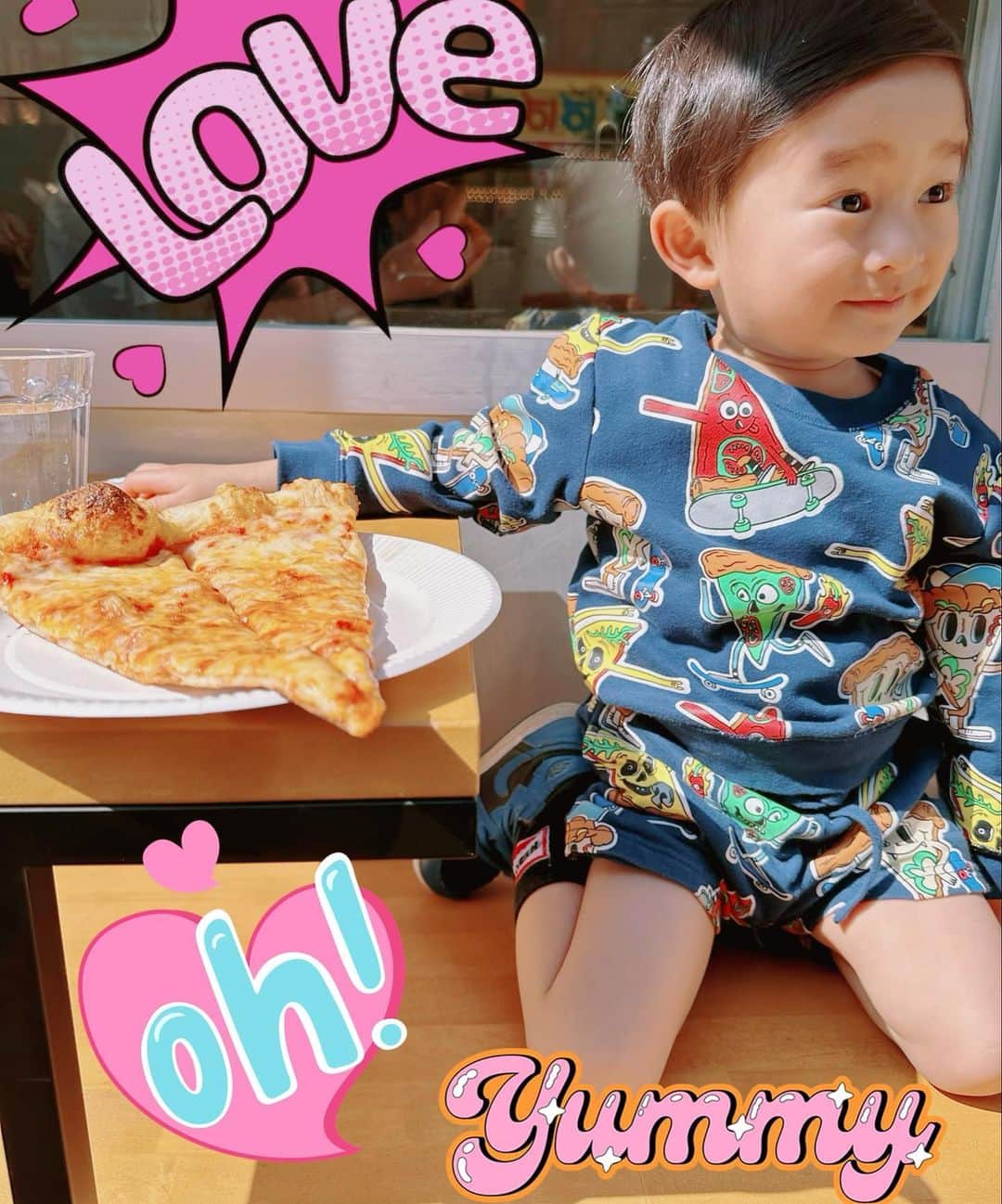 DJ JUICYのインスタグラム：「ピザ🍕大好きな息子❣️  ピザの服着てピザを食べる🍕  なんとも可愛い姿😍😍😍  普段ご飯をあまり食べてくれないけど👶🏻  ピザはペロリと食べるから、、、、 　  息子に食べさせないと、、、、  自分もついつい食べてしまう💦💦💦  あーダイエット中なのに...🤣  いっぱい食べちゃった😅🍕🔥  痩せれる魔法早く取得したい🧙‍♀️🪄💜  #魔法使い #魔女修行 #ランチ#ピザ#kidsfashion#stellakids#thepizza」