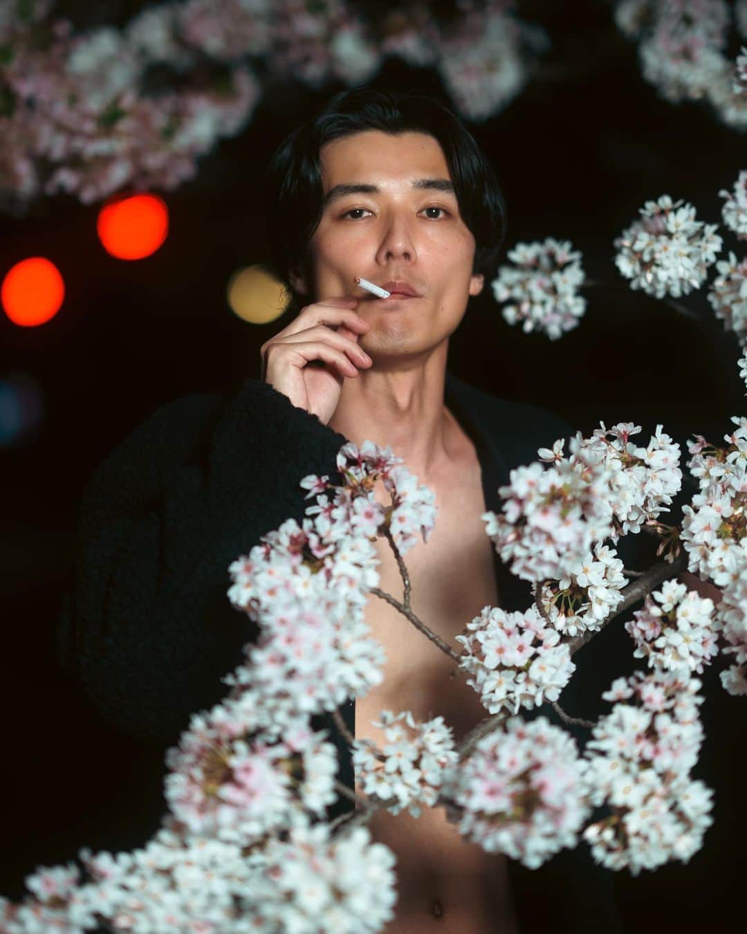 山田悠介さんのインスタグラム写真 - (山田悠介Instagram)「ヨザク裸  #夜桜 #cherryblossom #portraitphotography #ポートレート #cigarette」3月31日 11時24分 - yamadayusuke_0729
